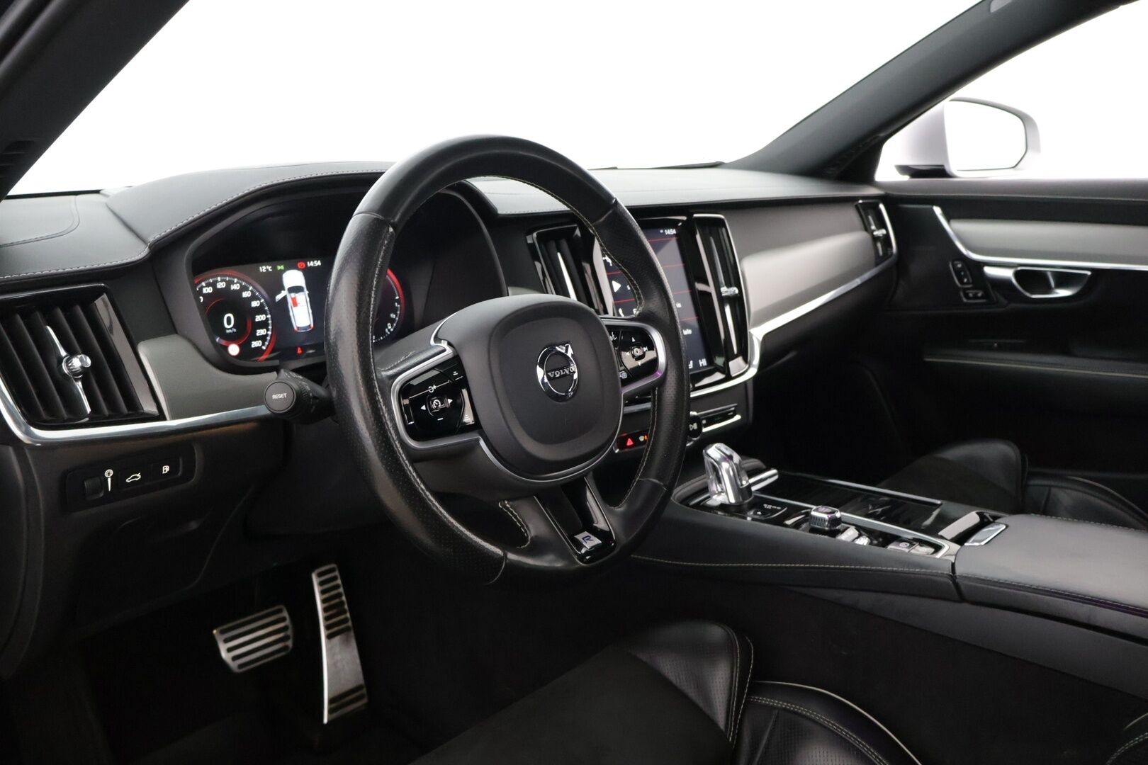 Volvo V90 2019 T8 AWD R-Design aut *Webasto / ACC / HUD / Panorama / H&K / BLIS / 360-Kamera / NAVI / Muistipenkit / Ratinlämmitin* - Jakopää tehty / 2x Renkaat / Penkinlämmittimet edessä ja takana - HULLUT AVAJAISHULINAT KORKOTARJOUS 3,29 %