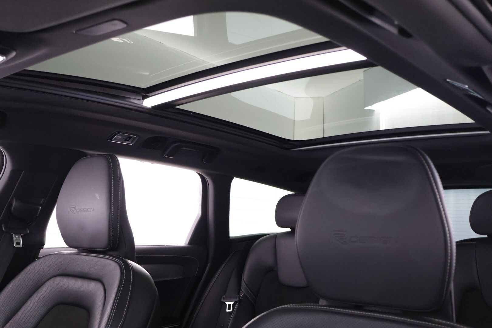 Volvo V90 2019 T8 AWD R-Design aut *Webasto / ACC / HUD / Panorama / H&K / BLIS / 360-Kamera / NAVI / Muistipenkit / Ratinlämmitin* - *Jakopää tehty / 2x renkaat / Penkinlämmittimet edessä ja takana / Törkykamoilla*