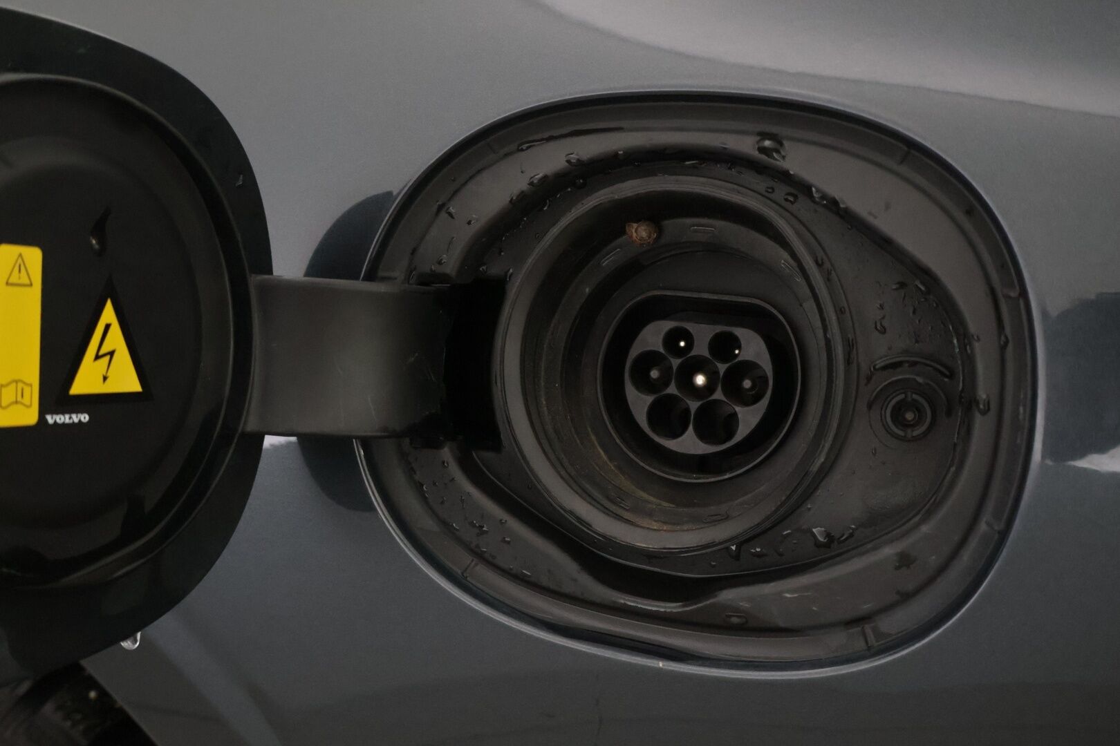 Volvo V90 2019 T8 AWD R-Design aut *Webasto / ACC / HUD / Panorama / H&K / BLIS / 360-Kamera / NAVI / Muistipenkit / Ratinlämmitin* - *Jakopää tehty / 2x renkaat / Penkinlämmittimet edessä ja takana / Törkykamoilla*