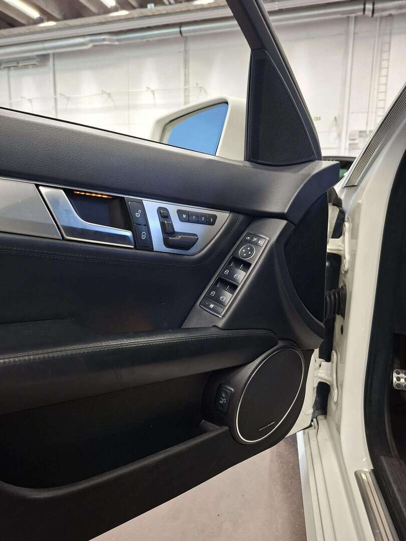 Mercedes-Benz C 63 AMG 2011 6.2 V8 T A - | Juuri tullut! | Facelift | H/K | Kattoluukku | Muistinahat | KeylessGo | Tutkat | ILS | 2X Renkaat & Aluvanteet | 