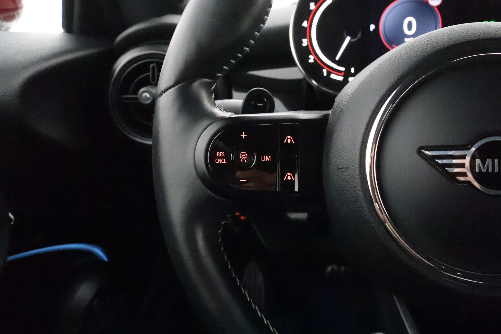 Mini JOHN COOPER WORKS 2022 A Experience - 3,99 % KORKOTARJOUS TÄHÄN AUTOON - 1-om. Suomi-auto / Facelift / HUD / Adapt. vakkari / Digimittaristo / ComfortAccess / P.kamera / AppleCarplay / Tulossa toimipisteeseen!