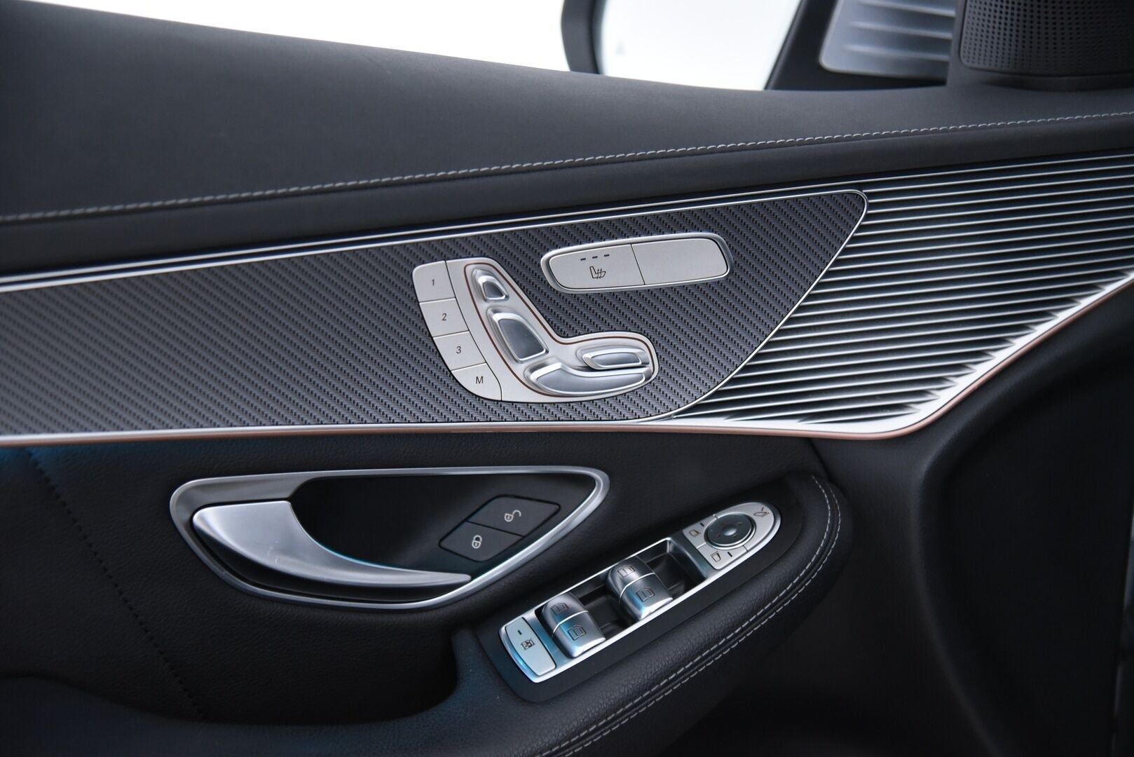 Mercedes-Benz EQC 2019 400 4Matic AMG / Distronic+ / Vetokoukku / Panorama / Lämpöpumppu / Muistipenkit / HUD / IHC+ / P-Kamera - Kattoluukku / Merkkihuollettu / Keyless / Ambient / Apple&Android