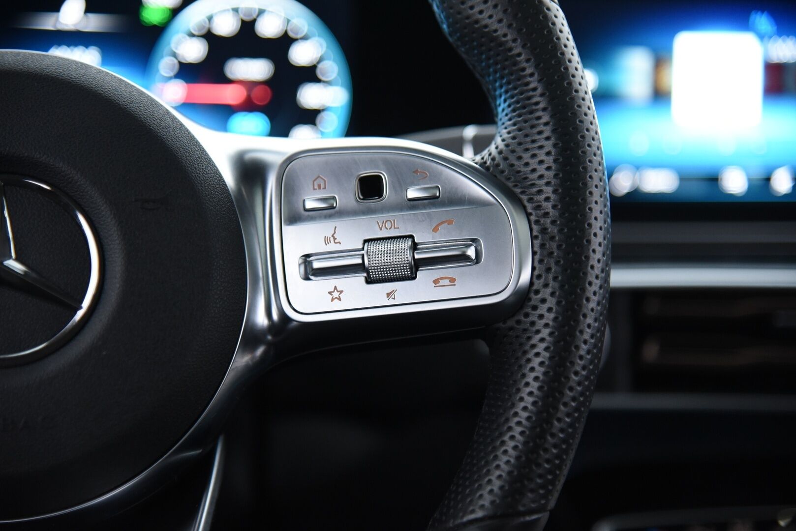 Mercedes-Benz EQC 2019 400 4Matic AMG / Distronic+ / Vetokoukku / Panorama / Lämpöpumppu / Muistipenkit / HUD / IHC+ / P-Kamera - Kattoluukku / Merkkihuollettu / Keyless / Ambient / Apple&Android - HULLU BLACKWEEK KORKOTARJOUS 2,49%