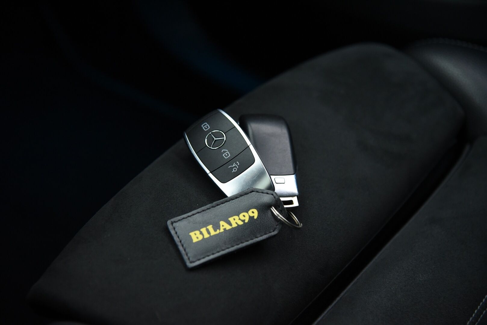Mercedes-Benz EQC 2019 400 4Matic AMG / Distronic+ / Vetokoukku / Panorama / Lämpöpumppu / Muistipenkit / HUD / IHC+ / P-Kamera - Kattoluukku / Merkkihuollettu / Keyless / Ambient / Apple&Android