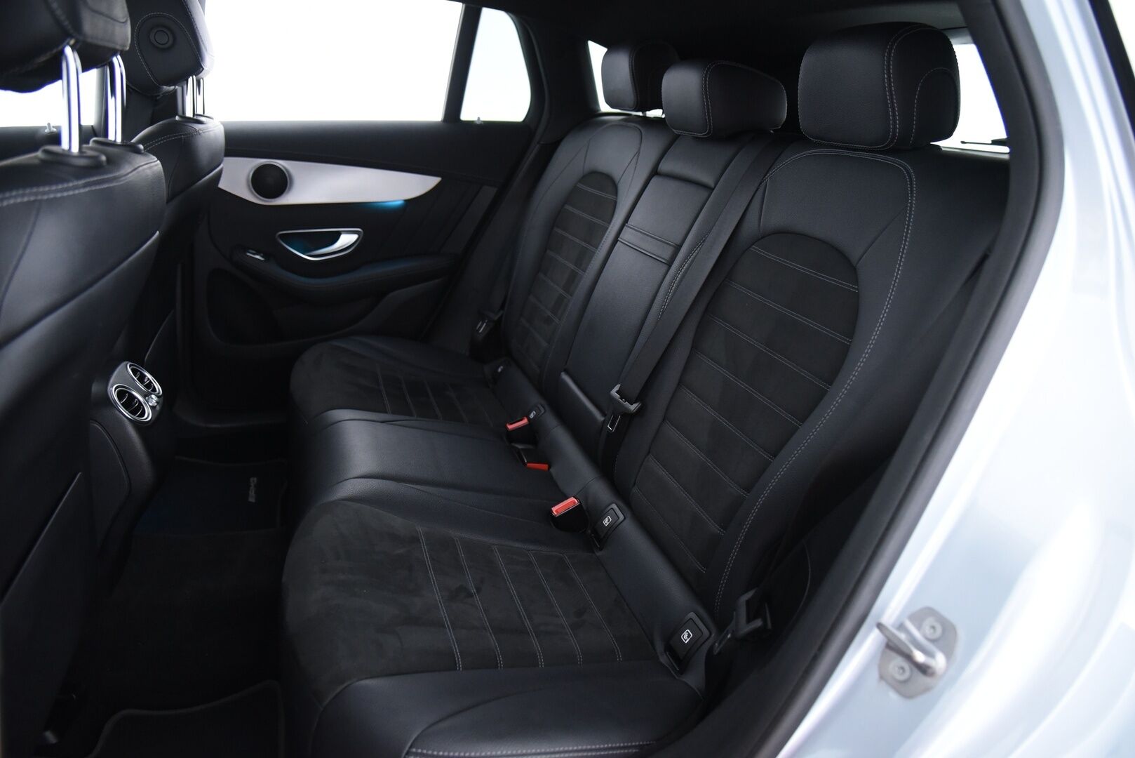 Mercedes-Benz EQC 2019 400 4Matic AMG / Distronic+ / Vetokoukku / Panorama / Lämpöpumppu / Muistipenkit / HUD / IHC+ / P-Kamera - Kattoluukku / Merkkihuollettu / Keyless / Ambient / Apple&Android