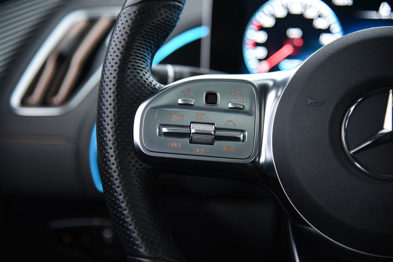 Mercedes-Benz EQC 2019 400 4Matic AMG / Distronic+ / Vetokoukku / Panorama / Lämpöpumppu / Muistipenkit / HUD / IHC+ / P-Kamera - Kattoluukku / Merkkihuollettu / Keyless / Ambient / Apple&Android - HULLU BLACKWEEK KORKOTARJOUS 2,49%