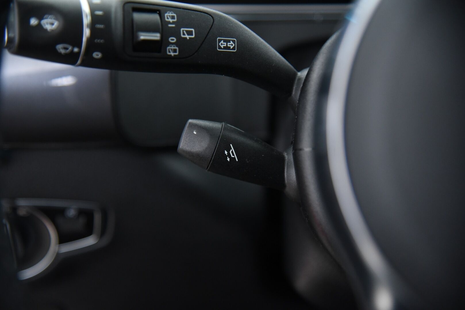 Mercedes-Benz EQC 2019 400 4Matic AMG / Distronic+ / Vetokoukku / Panorama / Lämpöpumppu / Muistipenkit / HUD / IHC+ / P-Kamera - Kattoluukku / Merkkihuollettu / Keyless / Ambient / Apple&Android