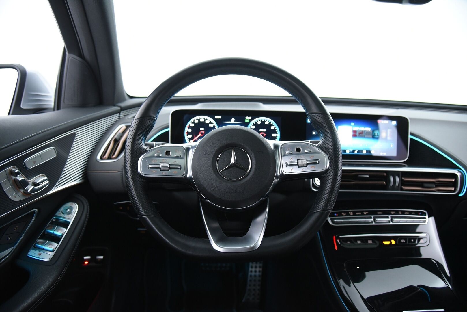 Mercedes-Benz EQC 2019 400 4Matic AMG / Distronic+ / Vetokoukku / Panorama / Lämpöpumppu / Muistipenkit / HUD / IHC+ / P-Kamera - Kattoluukku / Merkkihuollettu / Keyless / Ambient / Apple&Android