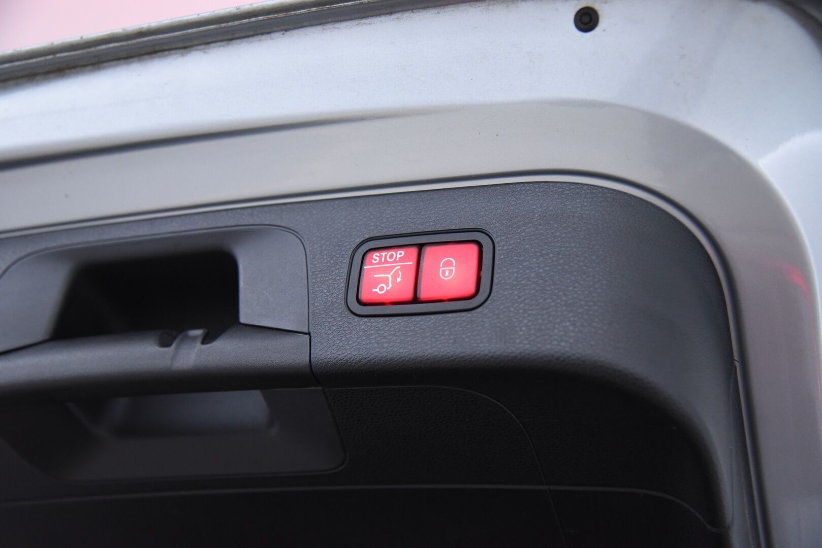 Mercedes-Benz EQC 2019 400 4Matic AMG / Distronic+ / Vetokoukku / Panorama / Lämpöpumppu / Muistipenkit / HUD / IHC+ / P-Kamera - Kattoluukku / Merkkihuollettu / Keyless / Ambient / Apple&Android - HULLU BLACKWEEK KORKOTARJOUS 2,49%