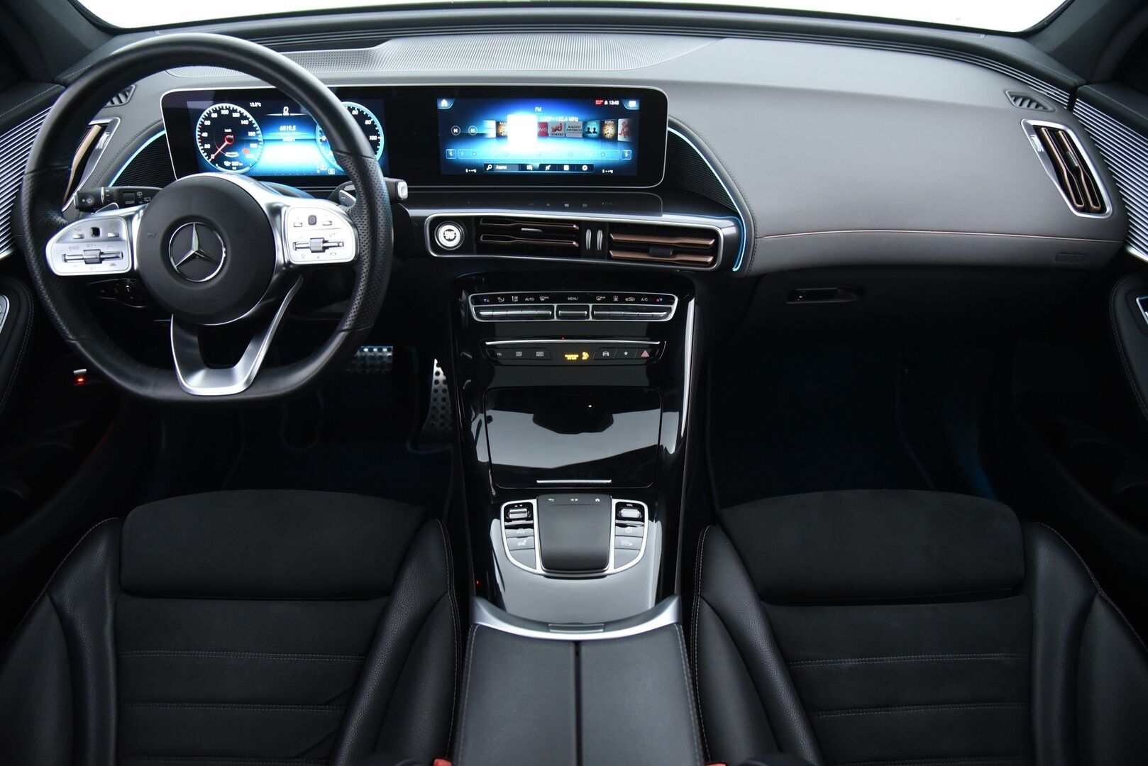 Mercedes-Benz EQC 2019 400 4Matic AMG / Distronic+ / Vetokoukku / Panorama / Lämpöpumppu / Muistipenkit / HUD / IHC+ / P-Kamera - Kattoluukku / Merkkihuollettu / Keyless / Ambient / Apple&Android