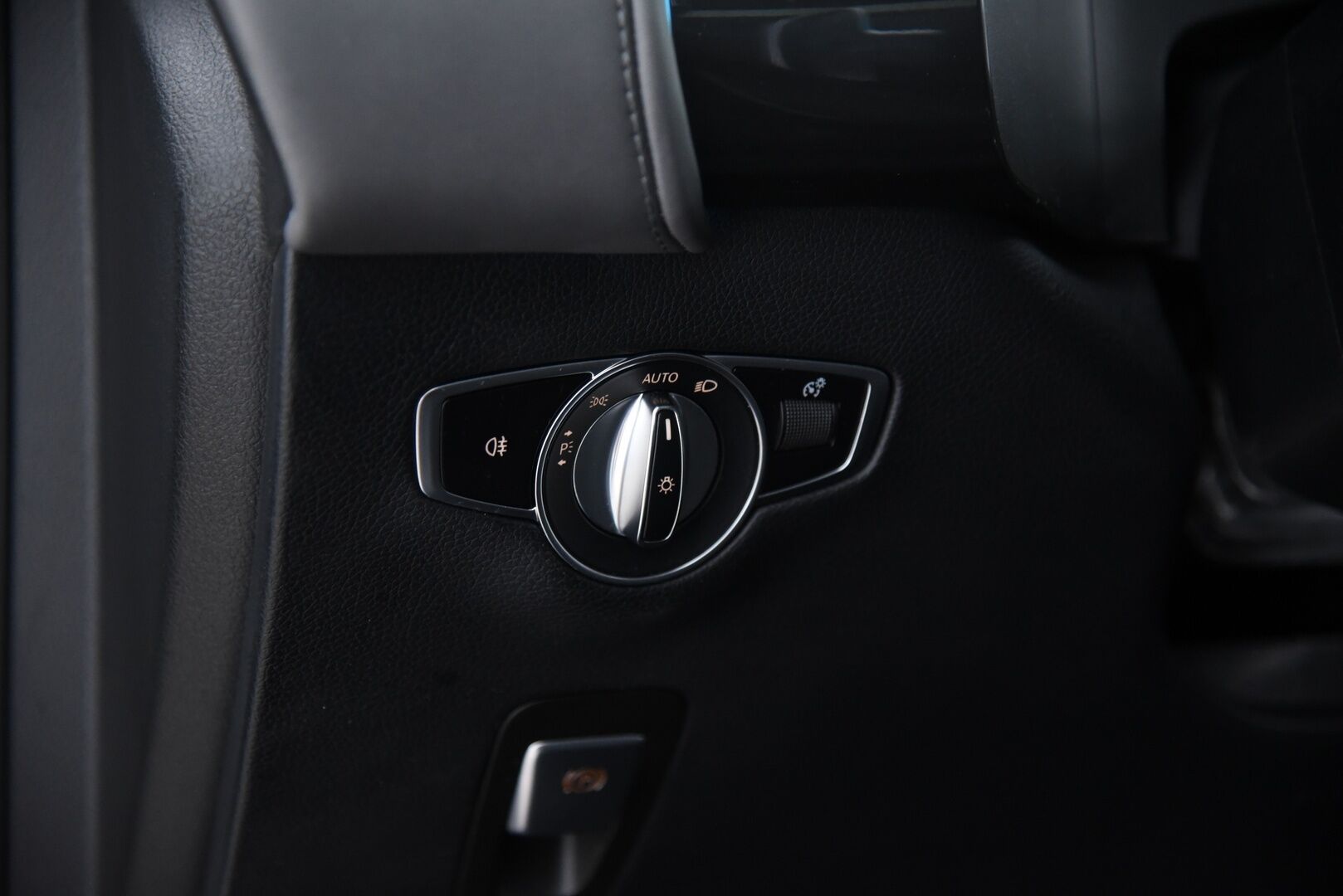 Mercedes-Benz EQC 2019 400 4Matic AMG / Distronic+ / Vetokoukku / Panorama / Lämpöpumppu / Muistipenkit / HUD / IHC+ / P-Kamera - Kattoluukku / Merkkihuollettu / Keyless / Ambient / Apple&Android