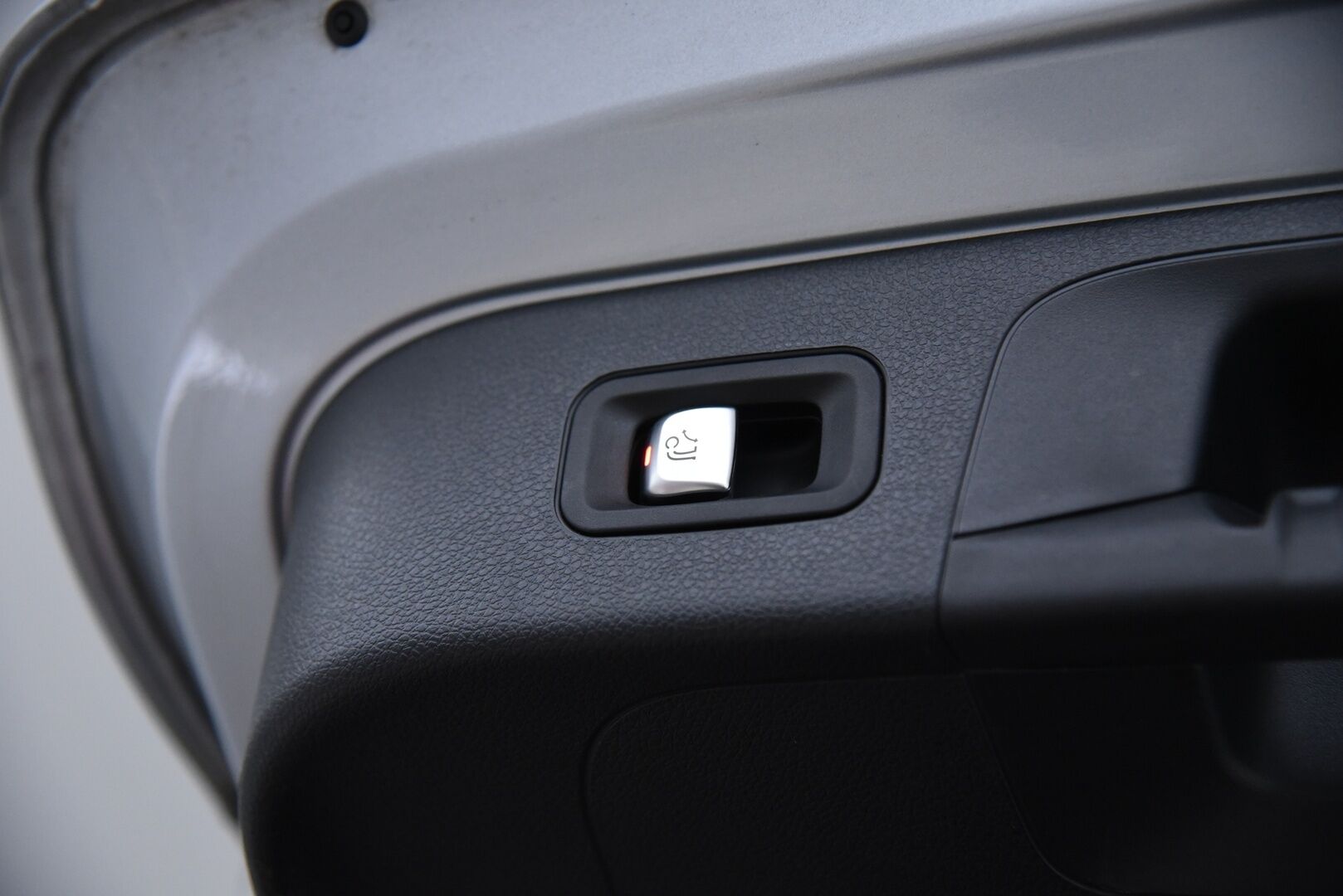 Mercedes-Benz EQC 2019 400 4Matic AMG / Distronic+ / Vetokoukku / Panorama / Lämpöpumppu / Muistipenkit / HUD / IHC+ / P-Kamera - Kattoluukku / Merkkihuollettu / Keyless / Ambient / Apple&Android - HULLU BLACKWEEK KORKOTARJOUS 2,49%