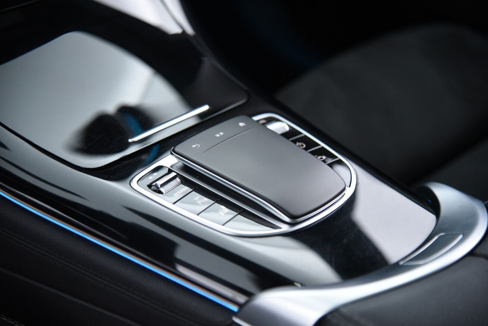 Mercedes-Benz EQC 2019 400 4Matic AMG / Distronic+ / Vetokoukku / Panorama / Lämpöpumppu / Muistipenkit / HUD / IHC+ / P-Kamera - Kattoluukku / Merkkihuollettu / Keyless / Ambient / Apple&Android - HULLU BLACKWEEK KORKOTARJOUS 2,49%