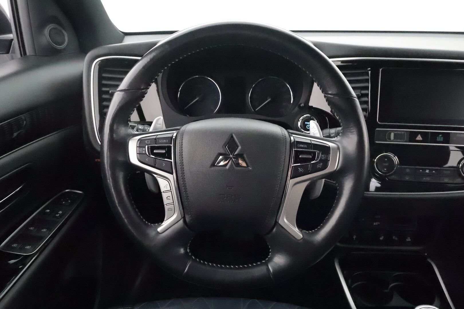 Mitsubishi Outlander PHEV 2019 PHEV Business X 4WD **Merkkihuollettu / Koukku / LED / BLIS / 360 Kamera / Keyless / Nahkasisusta / Kahdet renkaat**