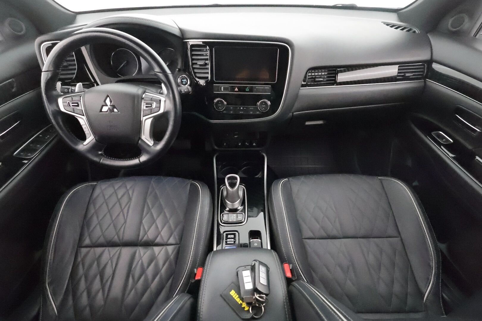 Mitsubishi Outlander PHEV 2019 PHEV Business X 4WD **Merkkihuollettu / Koukku / LED / BLIS / 360 Kamera / Keyless / Nahkasisusta / Kahdet renkaat**