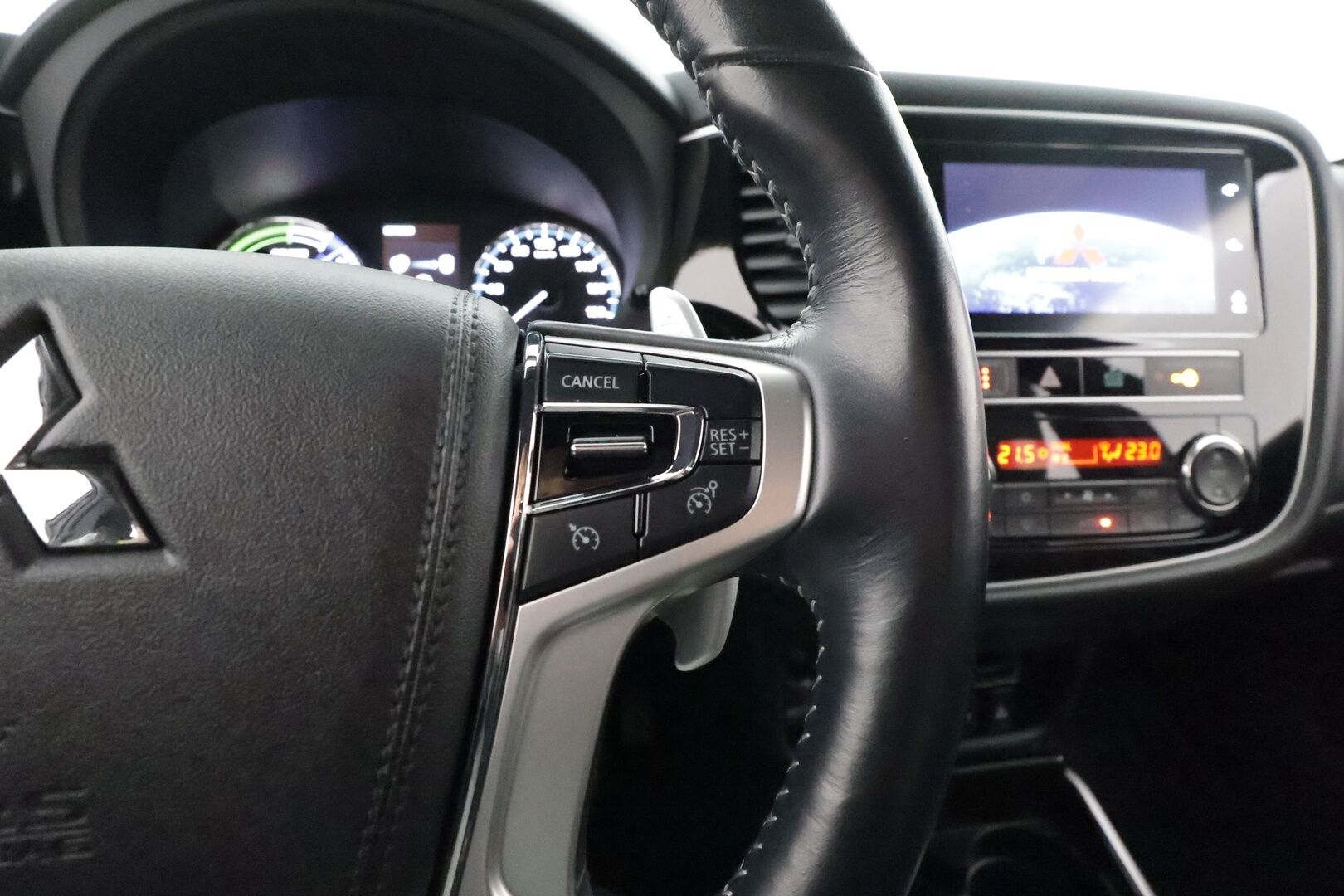 Mitsubishi Outlander PHEV 2019 PHEV Business X 4WD **Merkkihuollettu / Koukku / LED / BLIS / 360 Kamera / Keyless / Nahkasisusta / Kahdet renkaat**