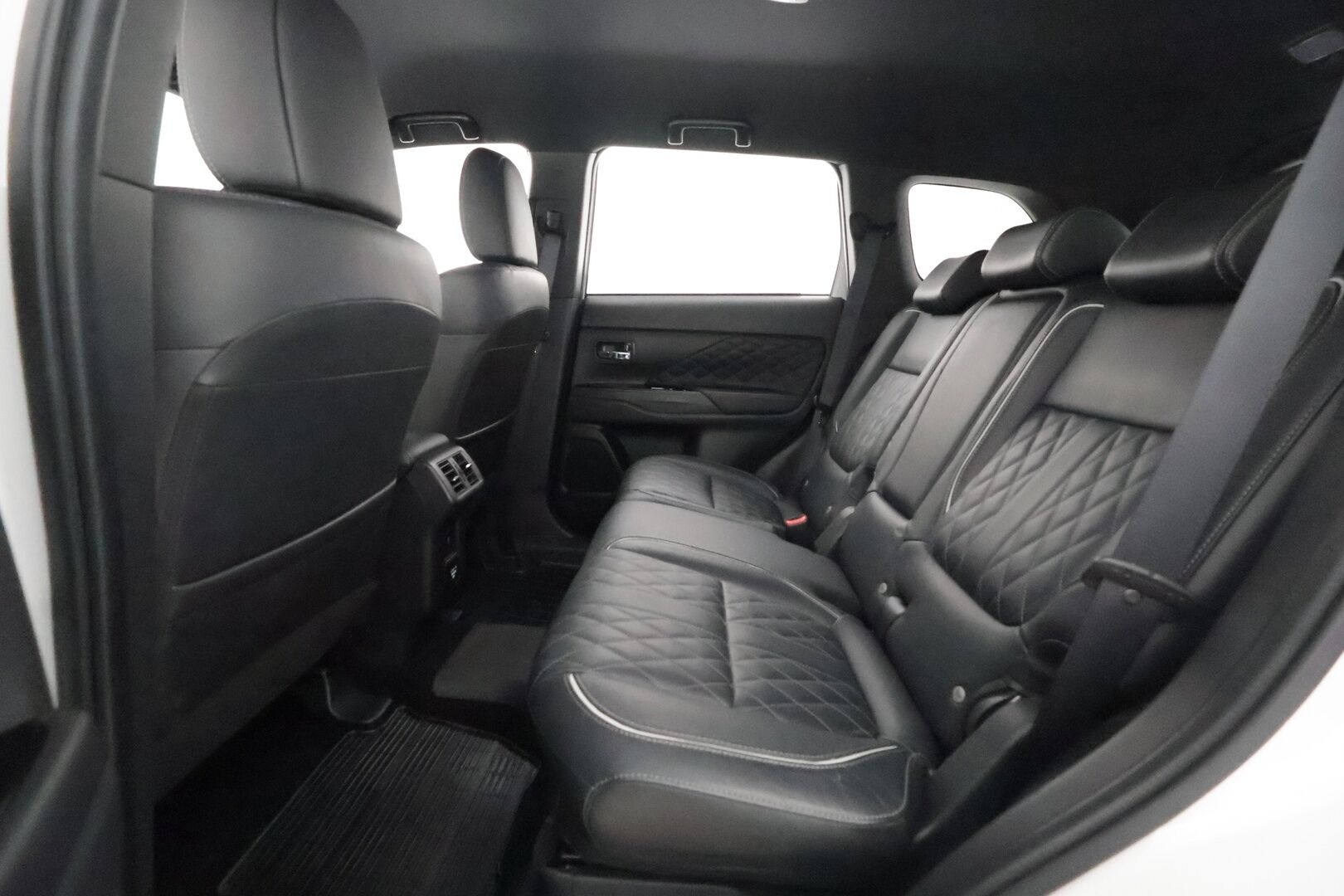Mitsubishi Outlander PHEV 2019 PHEV Business X 4WD **Merkkihuollettu / Koukku / LED / BLIS / 360 Kamera / Keyless / Nahkasisusta / Kahdet renkaat**