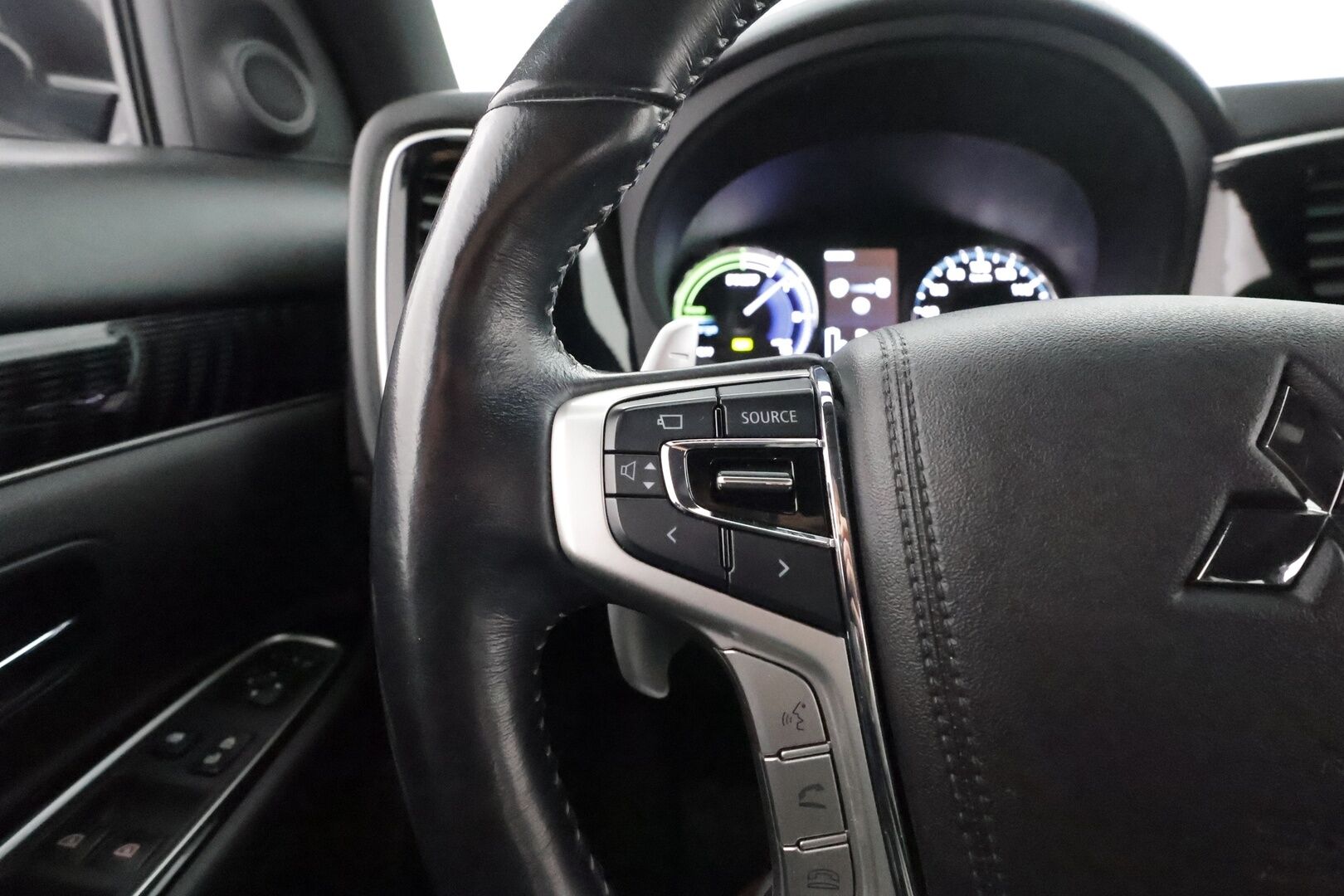 Mitsubishi Outlander PHEV 2019 PHEV Business X 4WD **Merkkihuollettu / Koukku / LED / BLIS / 360 Kamera / Keyless / Nahkasisusta / Kahdet renkaat**