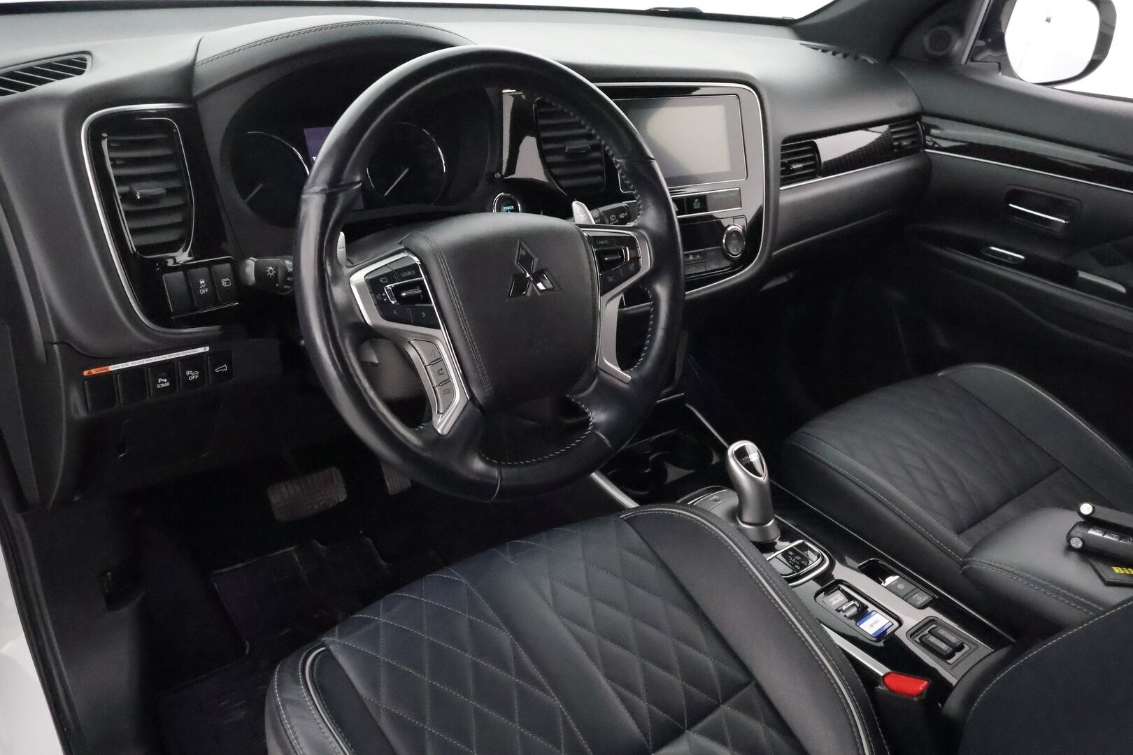 Mitsubishi Outlander PHEV 2019 PHEV Business X 4WD **Merkkihuollettu / Koukku / LED / BLIS / 360 Kamera / Keyless / Nahkasisusta / Kahdet renkaat**