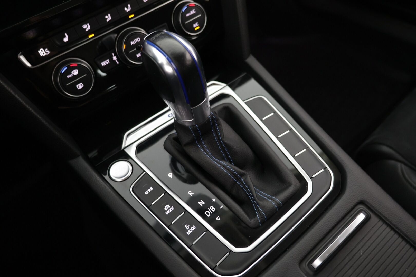 Volkswagen Passat 2019 Variant GTE Plug-In Hybrid 160 kW (218 hv) DSG-automaatti - Siisti yksilö / Vetokoukku / Osittain Sähkösäätöinen ergoComfort - HULLUT AVAJAISHULINAT KORKOTARJOUS 3,29 %