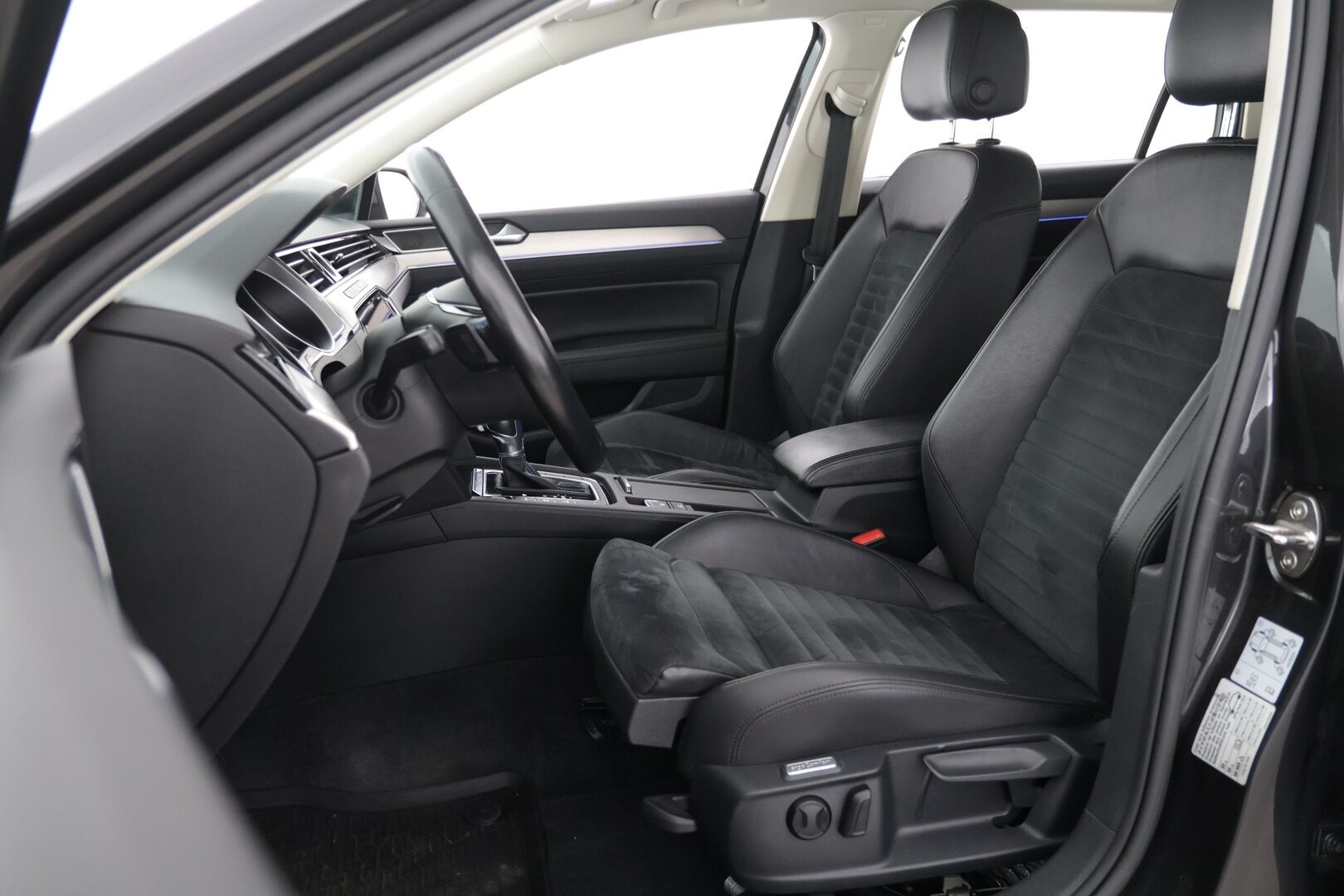 Volkswagen Passat 2019 Variant GTE Plug-In Hybrid 160 kW (218 hv) DSG-automaatti - Siisti yksilö / Vetokoukku / Osittain Sähkösäätöinen ergoComfort - HULLUT AVAJAISHULINAT KORKOTARJOUS 3,29 %