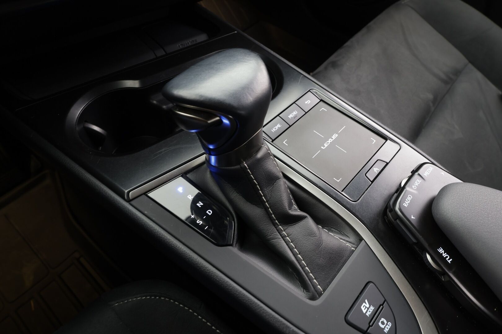 Lexus UX 2021 250h Comfort Technology Plus Edition * ACC / P.kamera / LED / Navi / KeylessGo * - Suomi-auto / Kahdet renkaat aluvanteilla - Osta nyt, maksa vasta ensi vuonna