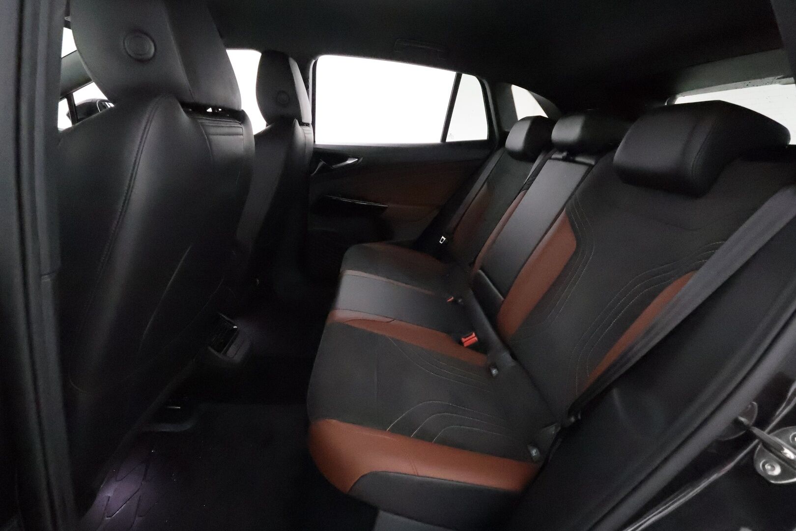 Volkswagen ID.4 2022 Pro Performance Business 150 kW **ILP / ACC / Matrix-LED / P.kamera / Kaistavahti / Navi / Nahka-Alcantara / KeylessGO** - 3,99 % KORKOTARJOUS TÄHÄN AUTOON 21.9. ASTI! - 1-om Suomi-auto / 2x Latauskaapelit / Kahdet Renkaat / Merkkihuollettu!
