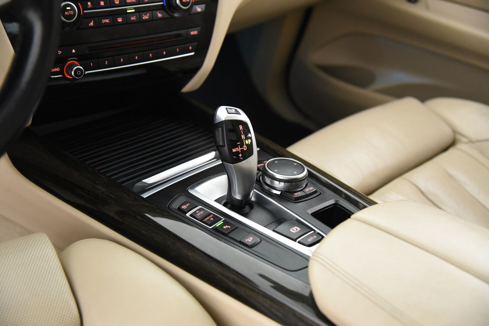 BMW X5 2015 F15 xDrive35d A * H/K / HUD / Comfort-penkit / P-kamera / Koukku / Panorama * - Adapt. Xenon / Comfort access / Ilmastoidut istuimet / Prof.navi - HULLUT AVAJAISHULINAT KORKOTARJOUS 3,29 %