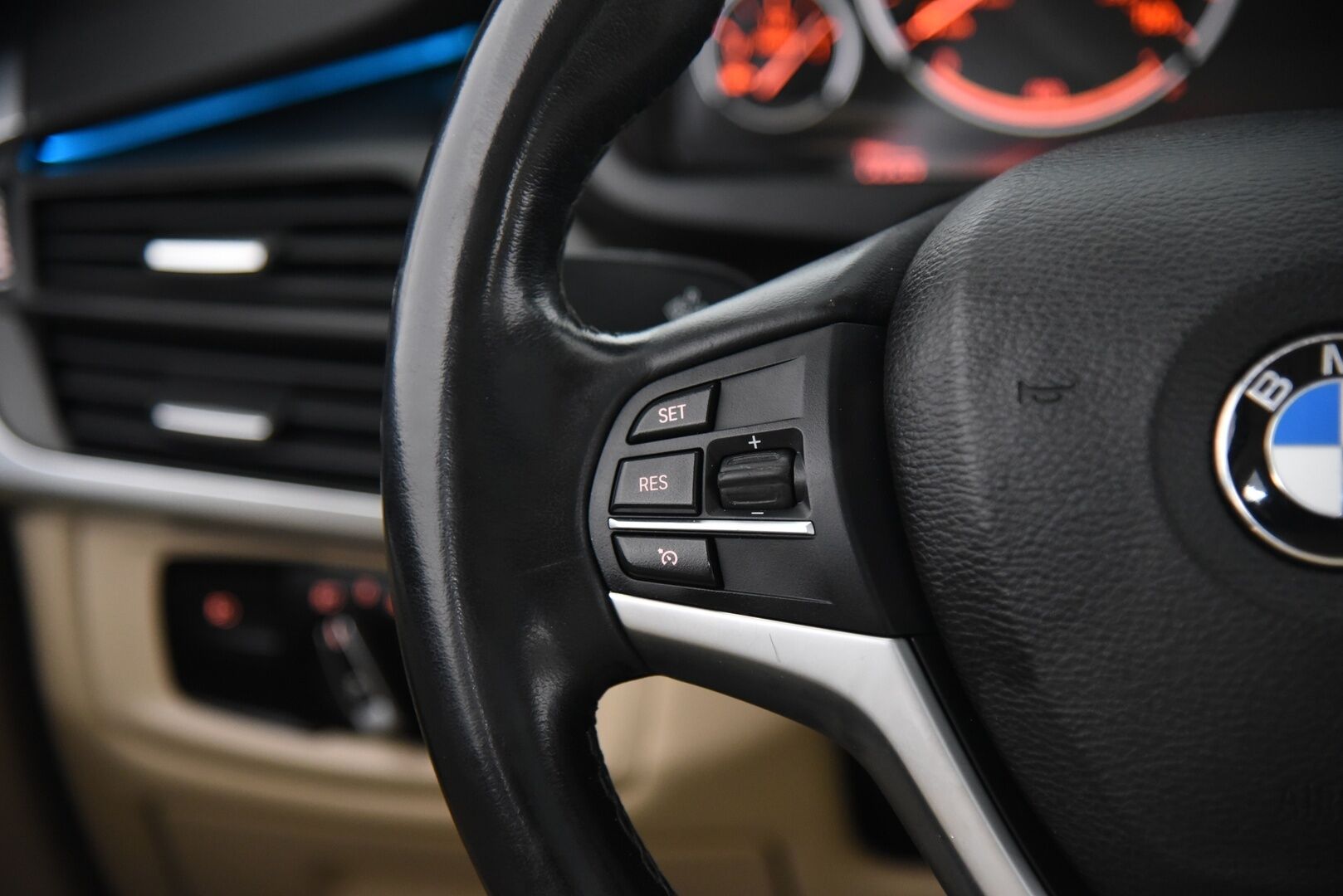 BMW X5 2015 F15 xDrive35d A * H/K / HUD / Comfort-penkit / P-kamera / Koukku / Panorama * - Adapt. Xenon / Comfort access / Ilmastoidut istuimet / Prof.navi - HULLUT AVAJAISHULINAT KORKOTARJOUS 3,29 %