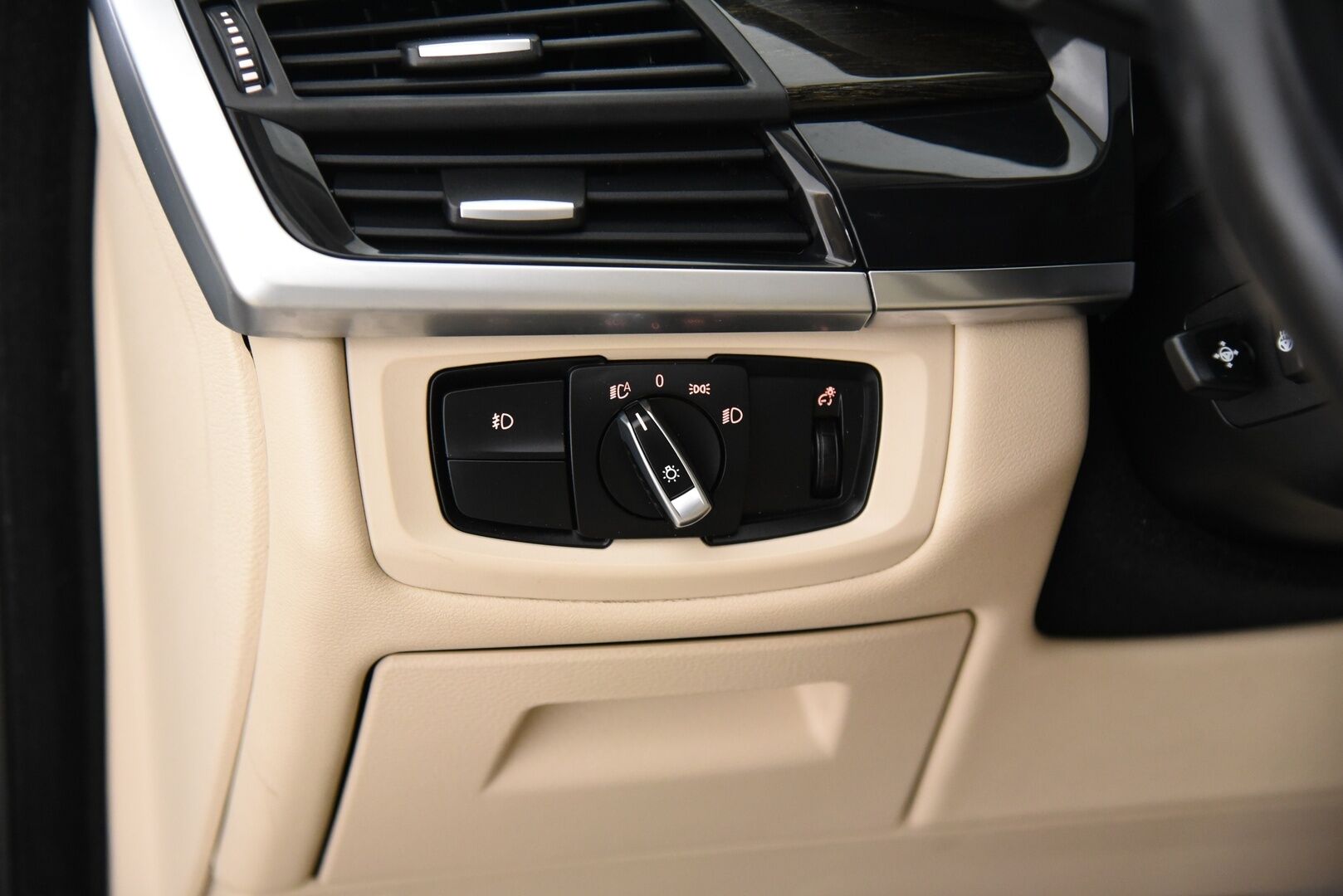 BMW X5 2015 F15 xDrive35d A * H/K / HUD / Comfort-penkit / P-kamera / Koukku / Panorama * - Adapt. Xenon / Comfort access / Ilmastoidut istuimet / Prof.navi - HULLUT AVAJAISHULINAT KORKOTARJOUS 3,29 %