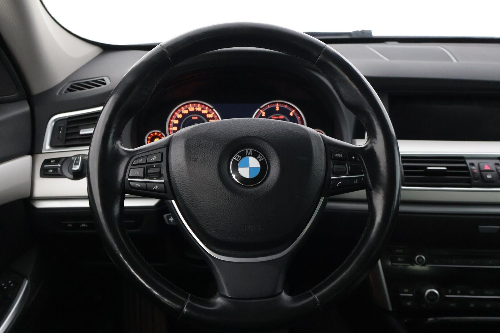 BMW 530 Gran Turismo 2016 F07 Gran Turismo 530d A xDrive * Driving Assistat Plus / Digimittaristo / Imuovet / HUD / BLIS / Hifit / Muistipenkit * - LCI /Adapt. Cruise / Kaistavahti / Comfort Penkit / Adapt. LED / Huippuvarusteltu! / 2x Renkaat & Vanteet - HULLUT JOULUT KORKOTARJOUS 2,49% 