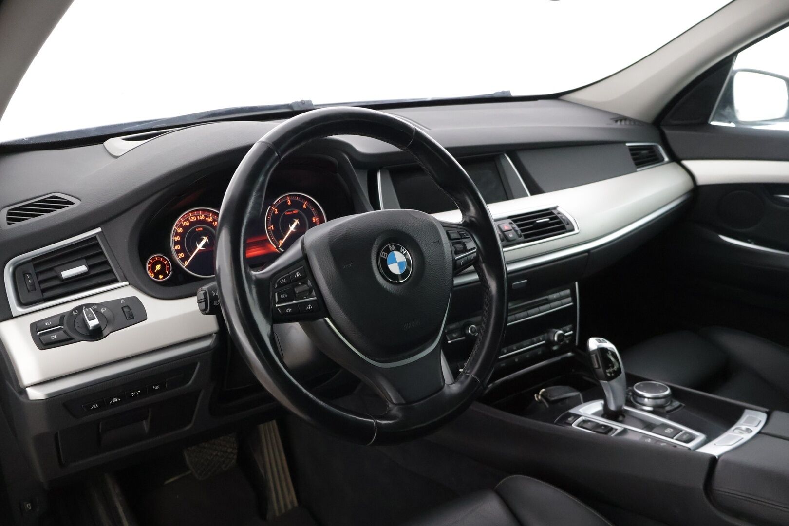 BMW 530 Gran Turismo 2016 F07 Gran Turismo 530d A xDrive * Driving Assistat Plus / Digimittaristo / Imuovet / HUD / BLIS / Hifit / Muistipenkit * - LCI /Adapt. Cruise / Kaistavahti / Comfort Penkit / Adapt. LED / Huippuvarusteltu! / 2x Renkaat & Vanteet - HULLUT JOULUT KORKOTARJOUS 2,49% 