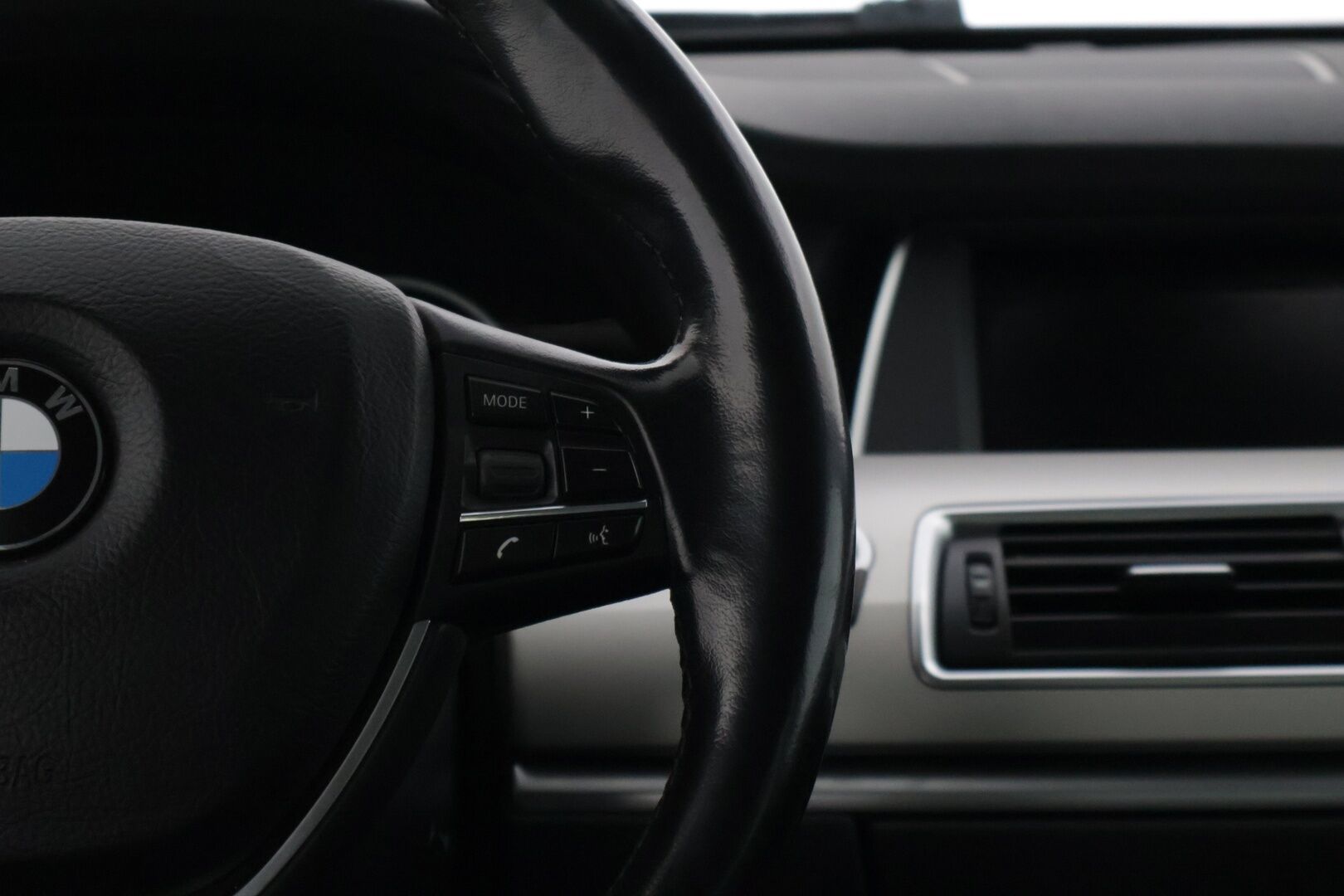 BMW 530 Gran Turismo 2016 F07 Gran Turismo 530d A xDrive * Driving Assistat Plus / Digimittaristo / Imuovet / HUD / BLIS / Hifit / Muistipenkit * - LCI /Adapt. Cruise / Kaistavahti / Comfort Penkit / Adapt. LED / Huippuvarusteltu! / 2x Renkaat & Vanteet - HULLUT JOULUT KORKOTARJOUS 2,49% 