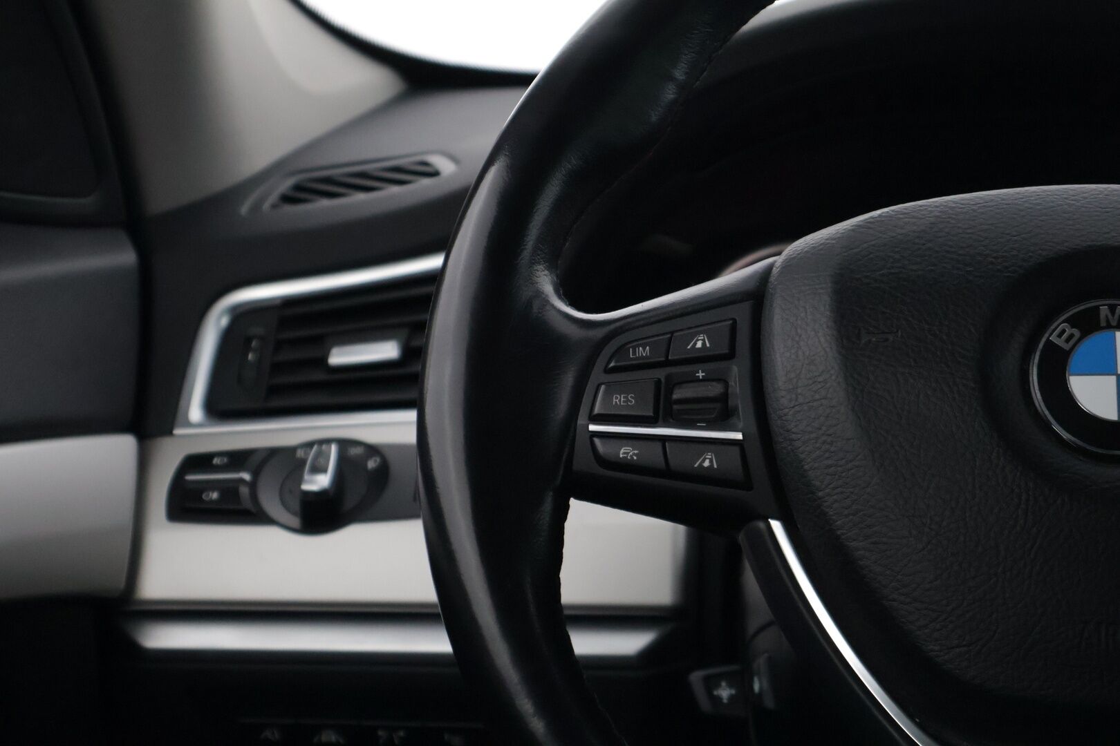 BMW 530 Gran Turismo 2016 F07 Gran Turismo 530d A xDrive * Driving Assistat Plus / Digimittaristo / Imuovet / HUD / BLIS / Hifit / Muistipenkit * - LCI /Adapt. Cruise / Kaistavahti / Comfort Penkit / Adapt. LED / Huippuvarusteltu! / 2x Renkaat & Vanteet - HULLUT JOULUT KORKOTARJOUS 2,49% 