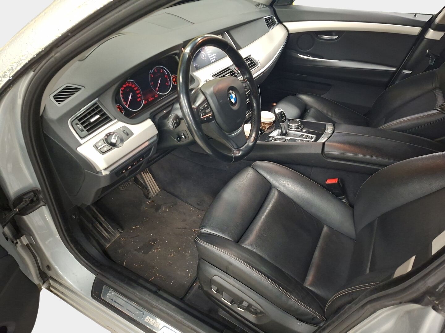 BMW 530 Gran Turismo 2016 F07 Gran Turismo 530d A xDrive * Driving Assistat Plus / Digimittaristo / Imuovet / HUD / BLIS / Hifit / Muistipenkit * -  LCI /Adapt. Cruise / Kaistavahti / Comfort Penkit / Adapt. LED / Huippuvarusteltu! / 2x Renkaat & Vanteet