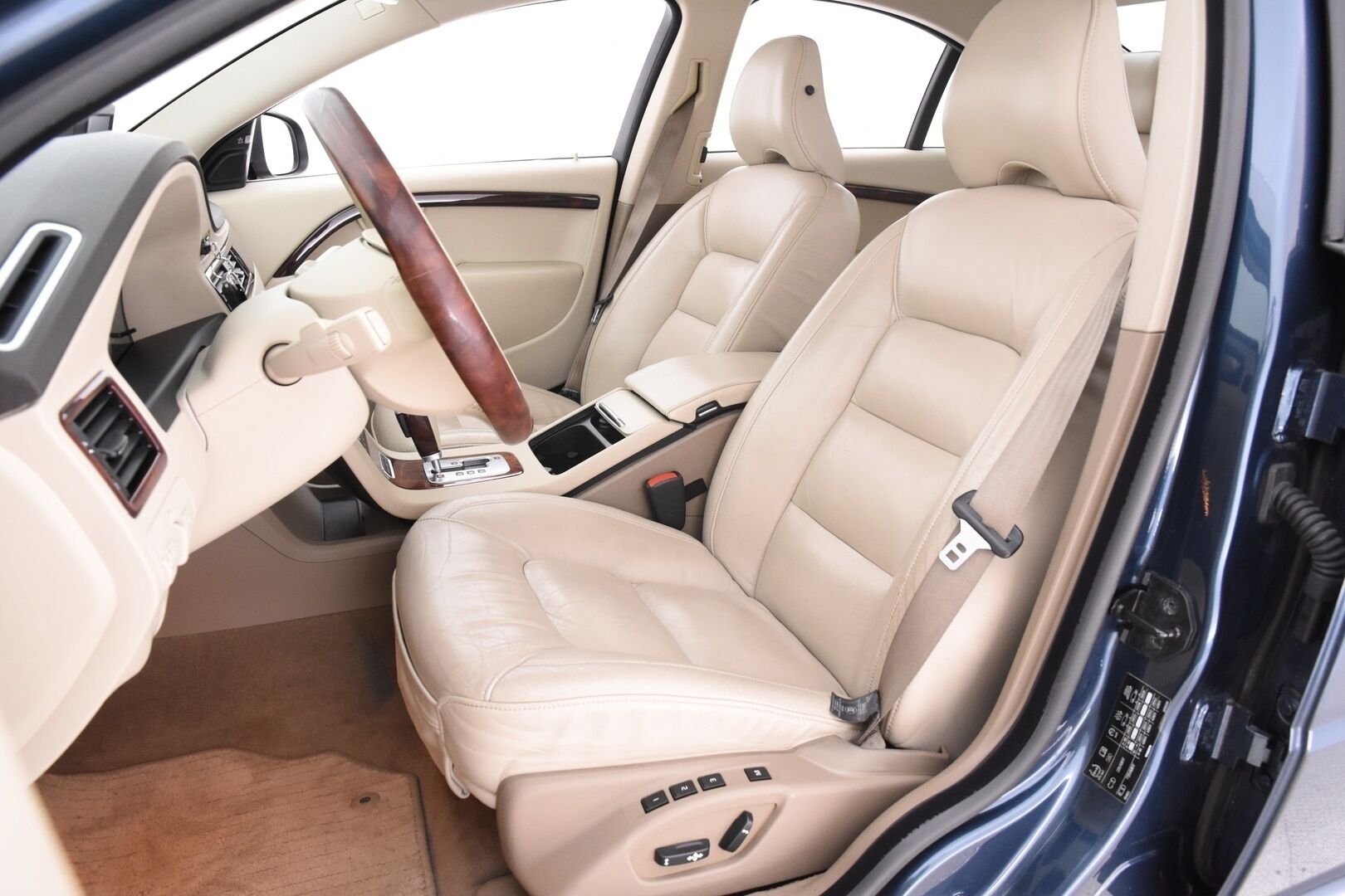 Volvo S80 2007 T6 AWD Summum aut *Adapt. Vakkari / BLIS / Four-C / Muistipenkki / Vaaleat nahat * - * Tulossa myyntiin! / Huollettu 6/2025! / Kaksilla renkailla / Hyvin varusteltu yksilö! *