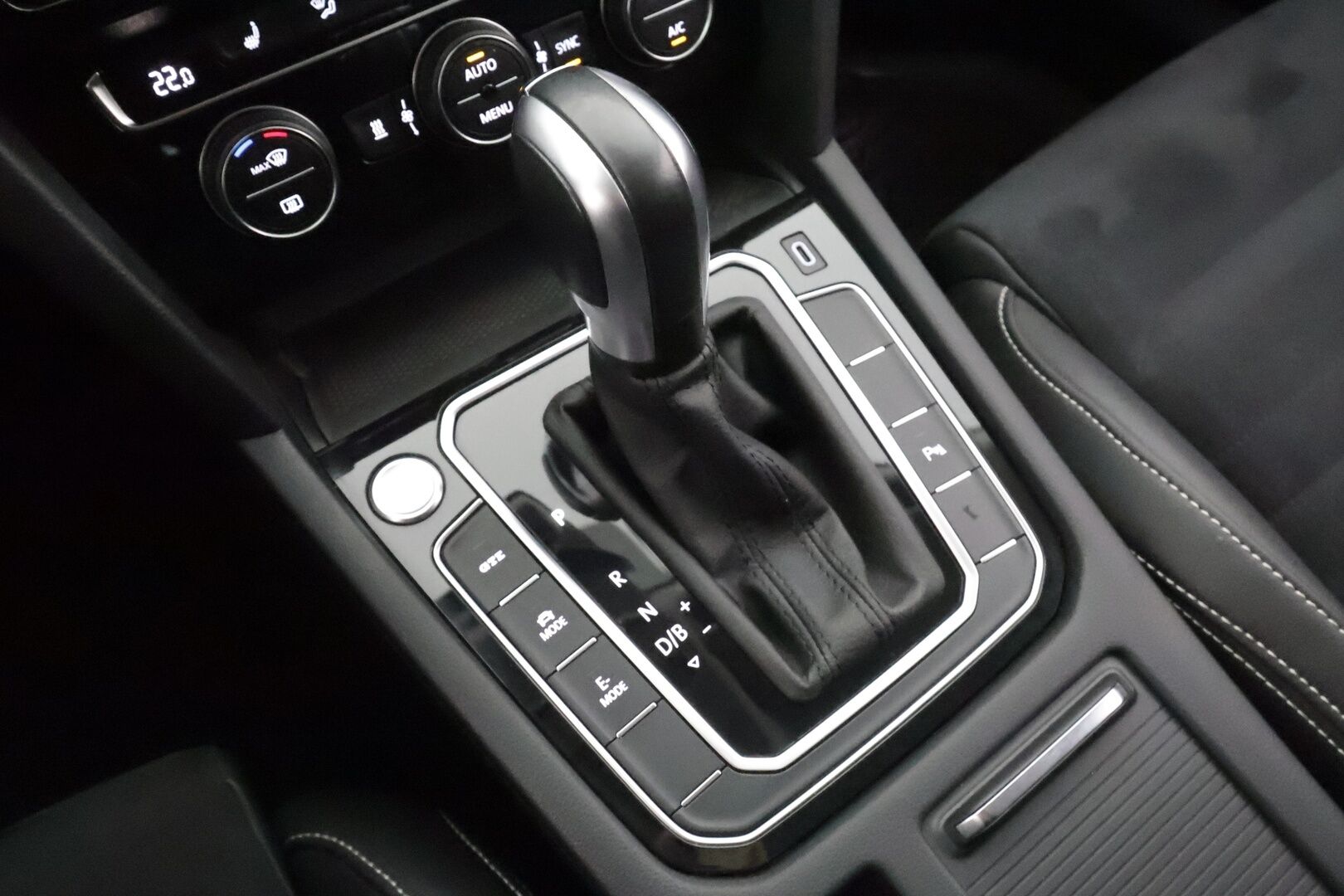 Volkswagen Passat 2020 Variant GTE Plug-In Hybrid 160 kW DSG - | Webasto | Koukku | ACC | LED | P.Kamera | Nahka-Alcantara | Navi | Kaistavahti | 2x Latauskaapelit | Merkkihuollot | Kahdet renkaat |