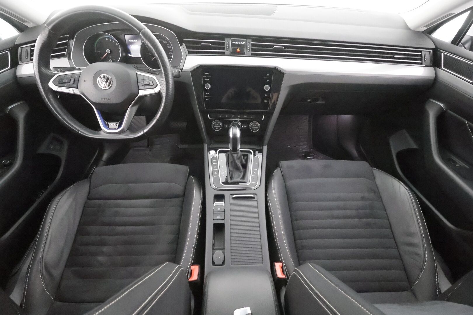 Volkswagen Passat 2020 Variant GTE Plug-In Hybrid 160 kW DSG - | Webasto | Koukku | ACC | LED | P.Kamera | Nahka-Alcantara | Navi | Kaistavahti | 2x Latauskaapelit | Merkkihuollot | Kahdet renkaat |