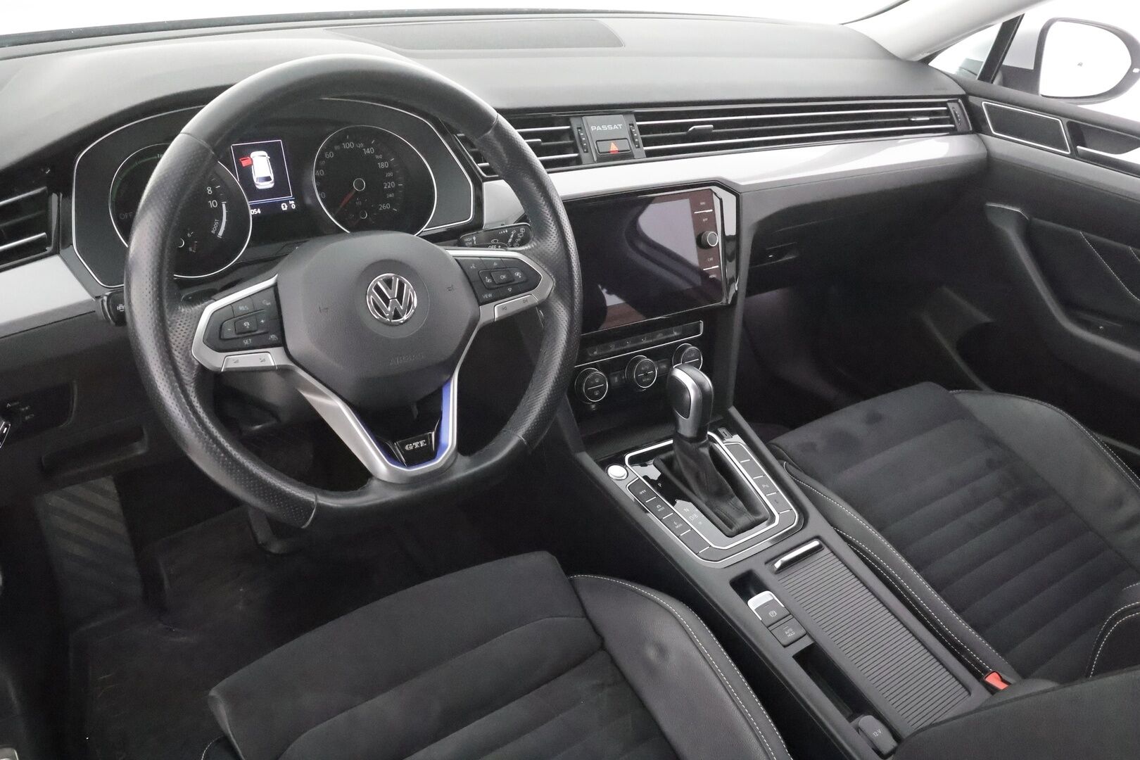 Volkswagen Passat 2020 Variant GTE Plug-In Hybrid 160 kW DSG - | Webasto | Koukku | ACC | LED | P.Kamera | Nahka-Alcantara | Navi | Kaistavahti | 2x Latauskaapelit | Merkkihuollot | Kahdet renkaat |
