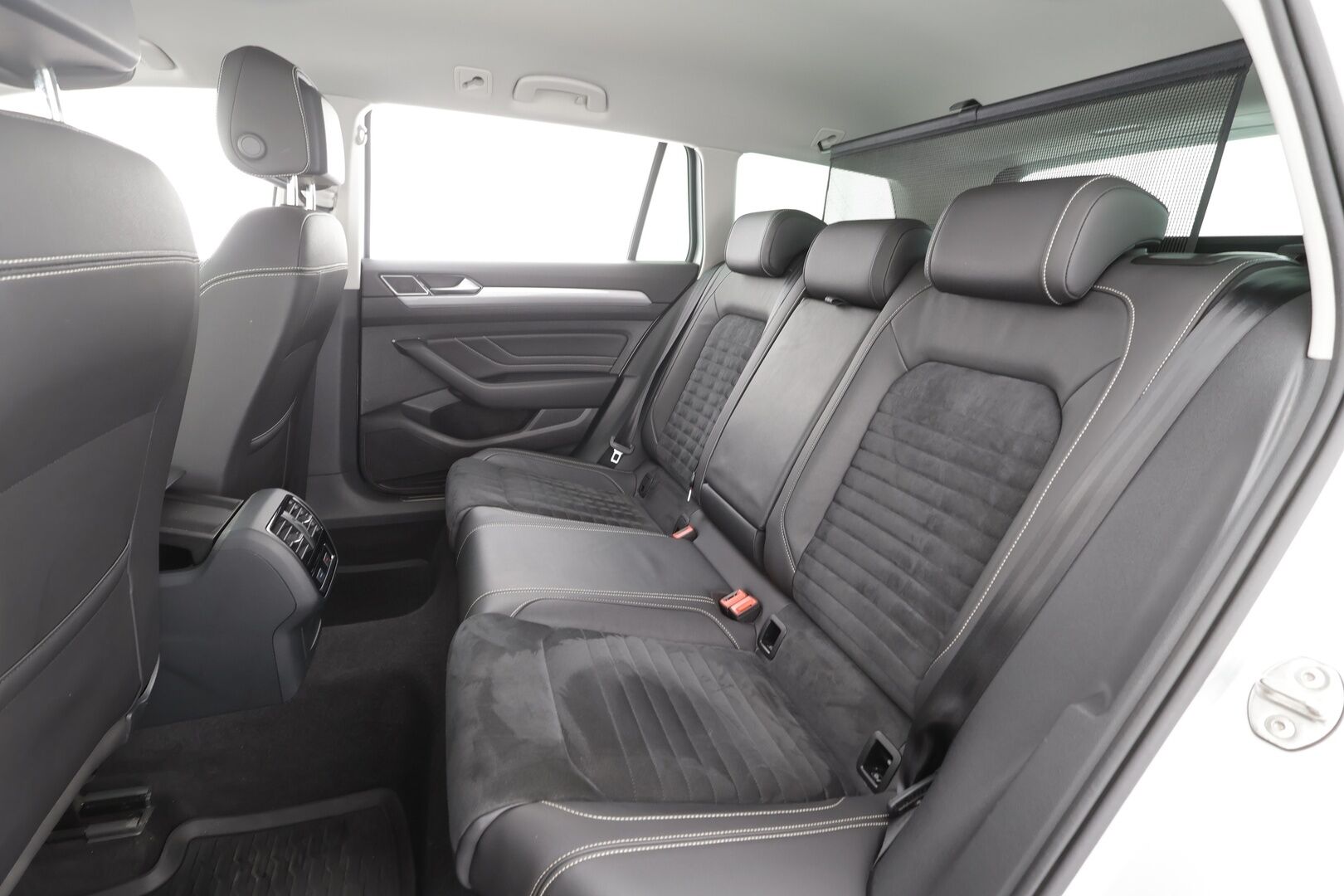 Volkswagen Passat 2020 Variant GTE Plug-In Hybrid 160 kW DSG - | Webasto | Koukku | ACC | LED | P.Kamera | Nahka-Alcantara | Navi | Kaistavahti | 2x Latauskaapelit | Merkkihuollot | Kahdet renkaat |