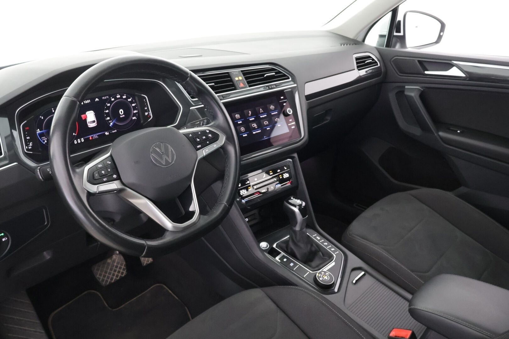 Volkswagen Tiguan 2021 Style 2,0 TDI SCR 110 kW 4MOTION DSG-automaatti *Webasto / Adapt. vakkari / Blis / Lane assist / Koukku / P.kamera!* - *Huippuvarusteet / Juuri huollettu / 2v leima!*