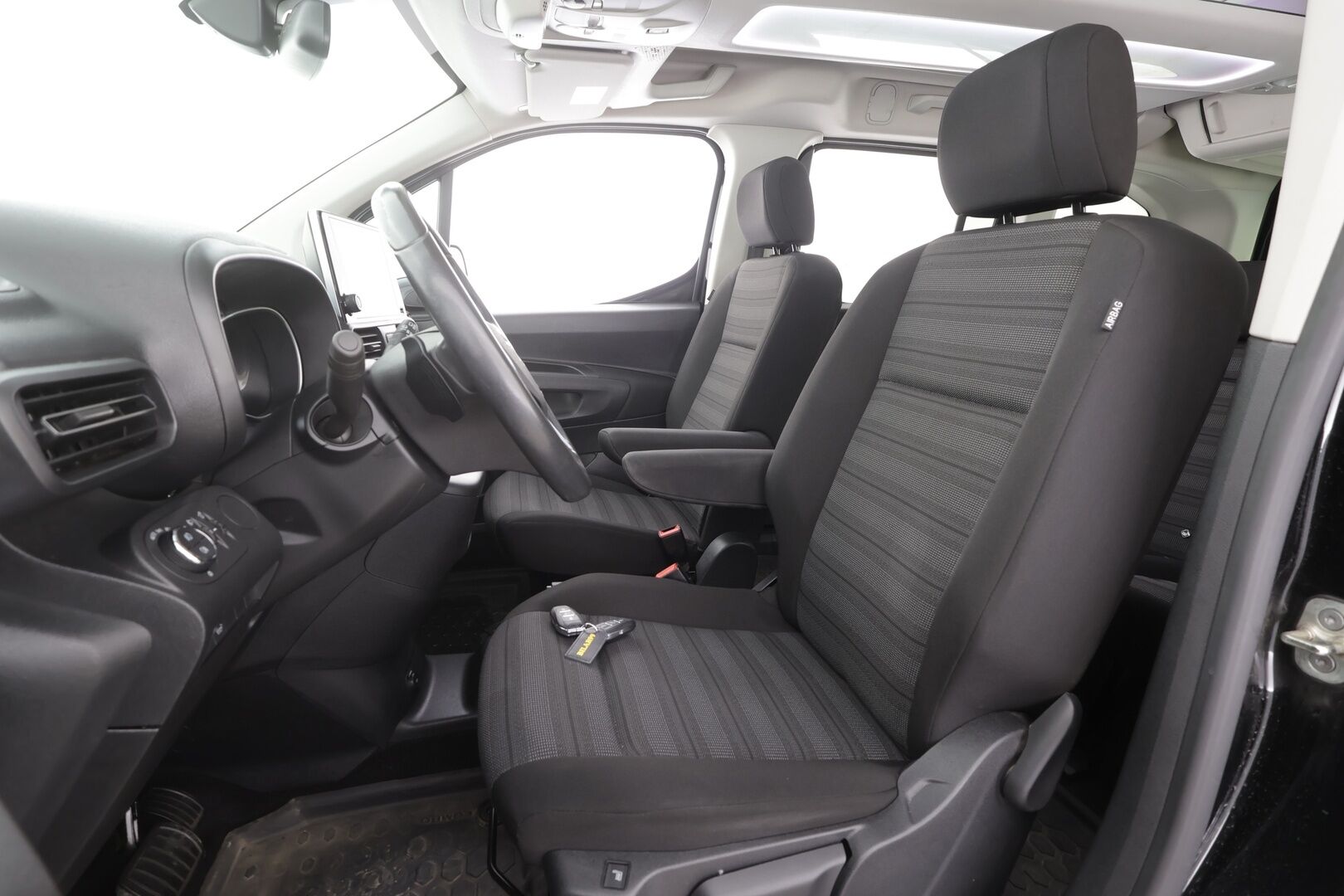 Opel Combo 2021 Life L1H1 Innovation Plus 130 Turbo A - | Lasikatto | P.Kamera | Lohkolämmitin | Katveavustin | Kaistavahti | Keyless | Bluetooth | Vakkari | 1-om Suomi-auto | Kahdet renkaat |
