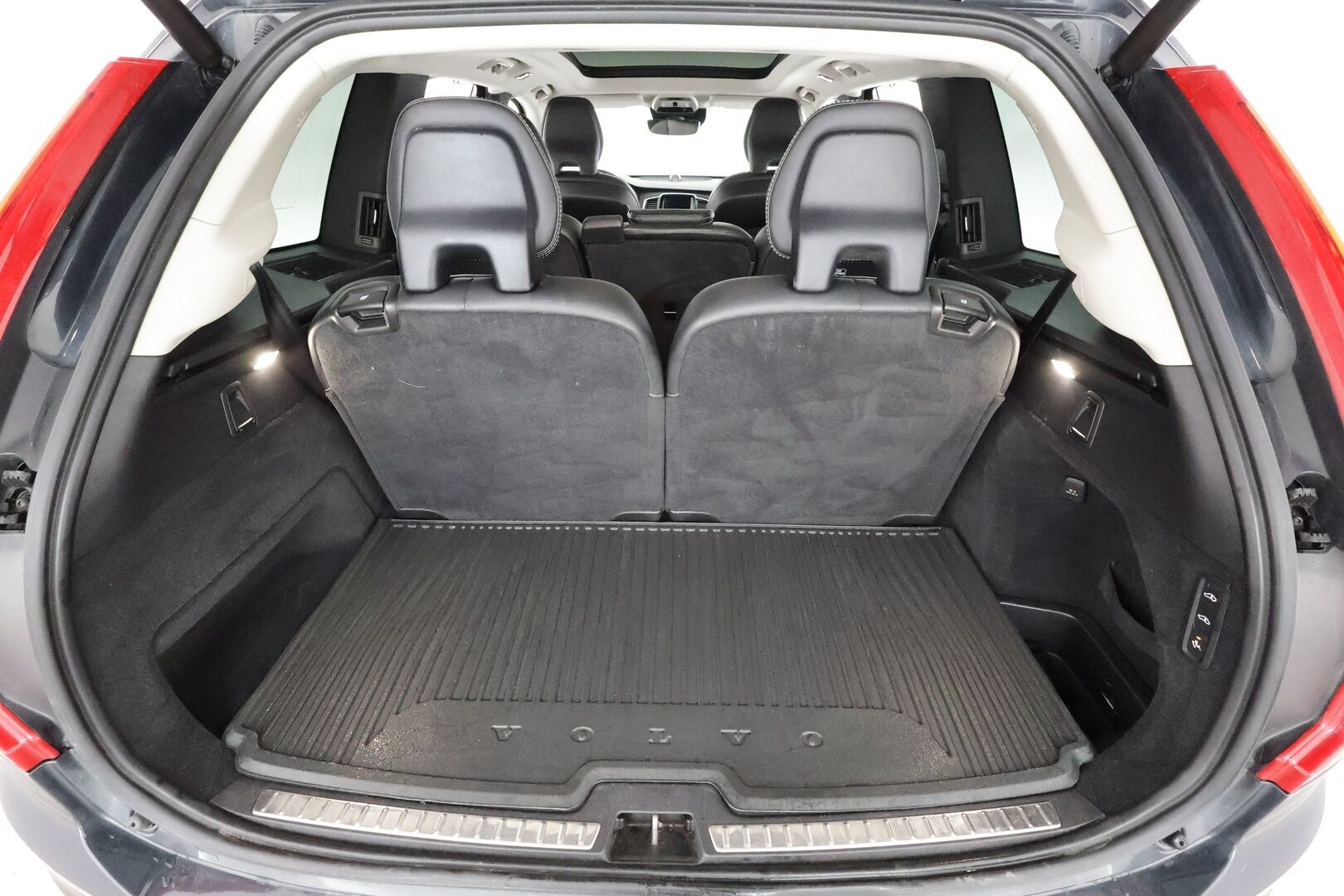 Volvo XC90 2019 T8 TwE AWD Inscription 7-P * Webasto / Koukku / B&O / Panorama / HUD / Full-LED / ACC / 360° / Sportnahat Muistilla * - Ilma-alusta / Kahdet renkaat / Merkkihuollettu! - HULLU BLACKWEEK KORKOTARJOUS 2,49%