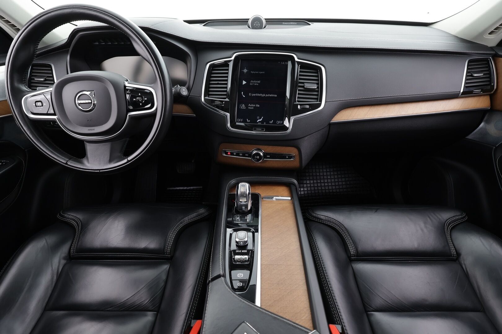 Volvo XC90 2019 T8 TwE AWD Inscription 7-P * Webasto / Koukku / B&O / Panorama / HUD / Full-LED / ACC / 360° / Sportnahat Muistilla * - Ilma-alusta / Kahdet renkaat / Merkkihuollettu! - HULLU BLACKWEEK KORKOTARJOUS 2,49%