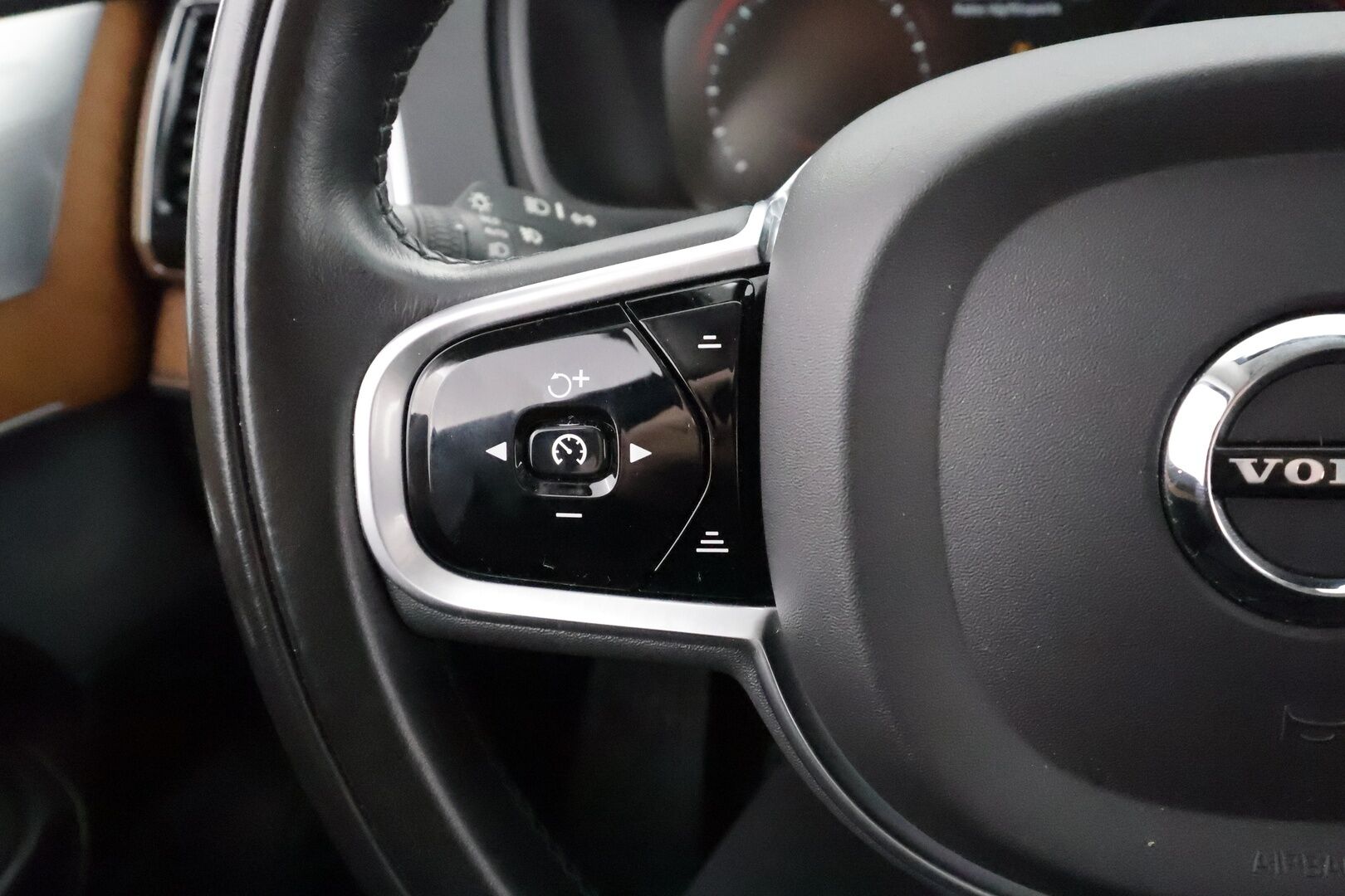 Volvo XC90 2019 T8 TwE AWD Inscription 7-P * Webasto / Koukku / B&O / Panorama / HUD / Full-LED / ACC / 360° / Sportnahat Muistilla * - Ilma-alusta / Kahdet renkaat / Merkkihuollettu! - HULLU BLACKWEEK KORKOTARJOUS 2,49%