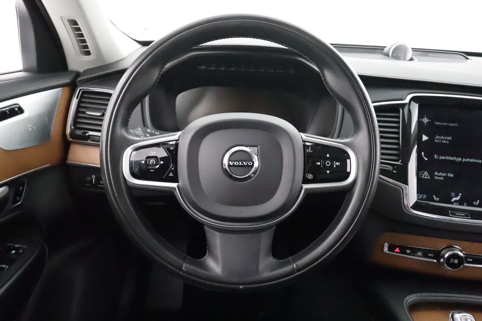 Volvo XC90 2019 T8 TwE AWD Inscription 7-P * Webasto / Koukku / B&O / Panorama / HUD / Full-LED / ACC / 360° / Sportnahat Muistilla * - Ilma-alusta / Kahdet renkaat / Merkkihuollettu! - HULLU BLACKWEEK KORKOTARJOUS 2,49%