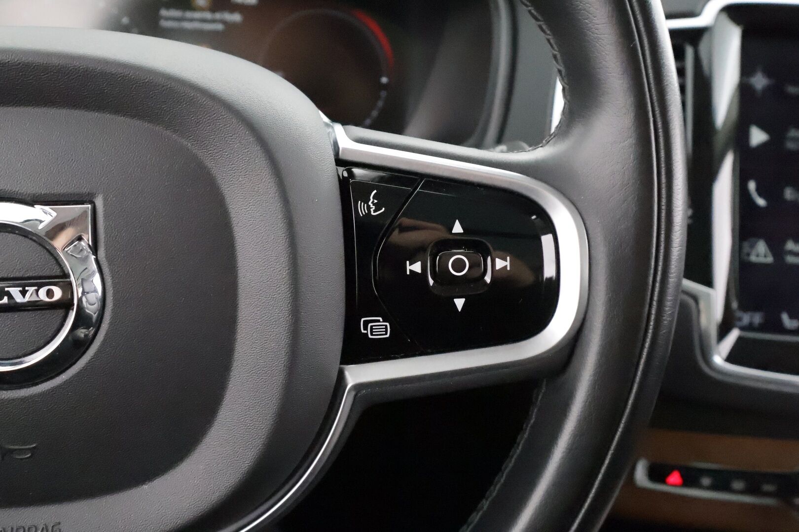 Volvo XC90 2019 T8 TwE AWD Inscription 7-P * Webasto / Koukku / B&O / Panorama / HUD / Full-LED / ACC / 360° / Sportnahat Muistilla * - Ilma-alusta / Kahdet renkaat / Merkkihuollettu! - HULLU BLACKWEEK KORKOTARJOUS 2,49%