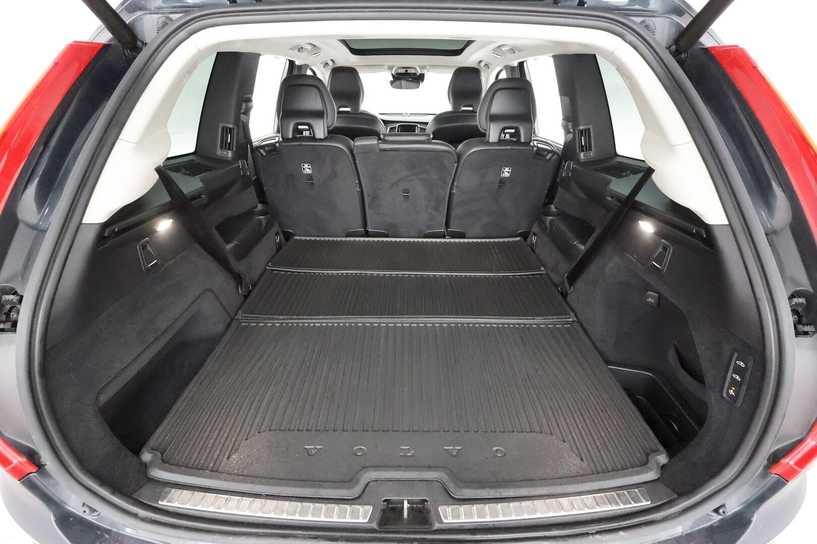 Volvo XC90 2019 T8 TwE AWD Inscription 7-P * Webasto / Koukku / B&O / Panorama / HUD / Full-LED / ACC / 360° / Sportnahat Muistilla * - Ilma-alusta / Kahdet renkaat / Merkkihuollettu! - HULLU BLACKWEEK KORKOTARJOUS 2,49%