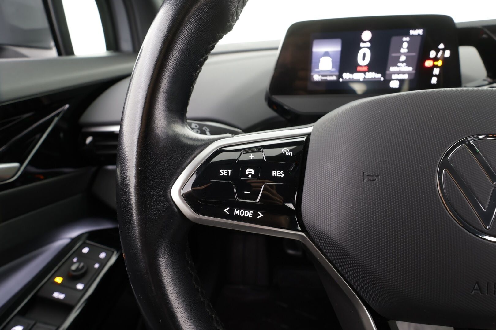 Volkswagen ID.4 2021 Pure City 109 kW * Koukku / ILP / ACC / LED / P.tutkat / Navi / Kaistavahti * - 1-om Suomi-auto / 2x Latauskaapelit / Kahdet renkaat / 