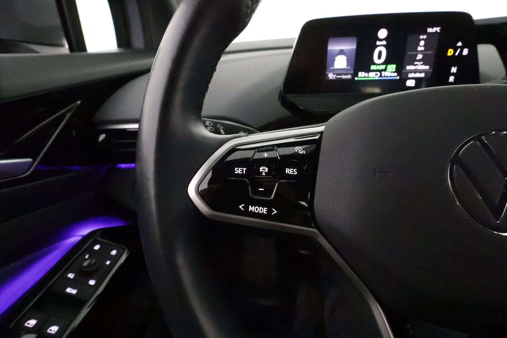 Volkswagen ID.4 2022 Pro Performance Life 150 kW **ILP / ACC / P.Tutkat / LED-valot / Navi / Kaistavahti / Ambient-valaistus** - 1-om Suomi-auto / 2x Latauskaapelit / Kahdet Renkaat / Merkkihuollettu!